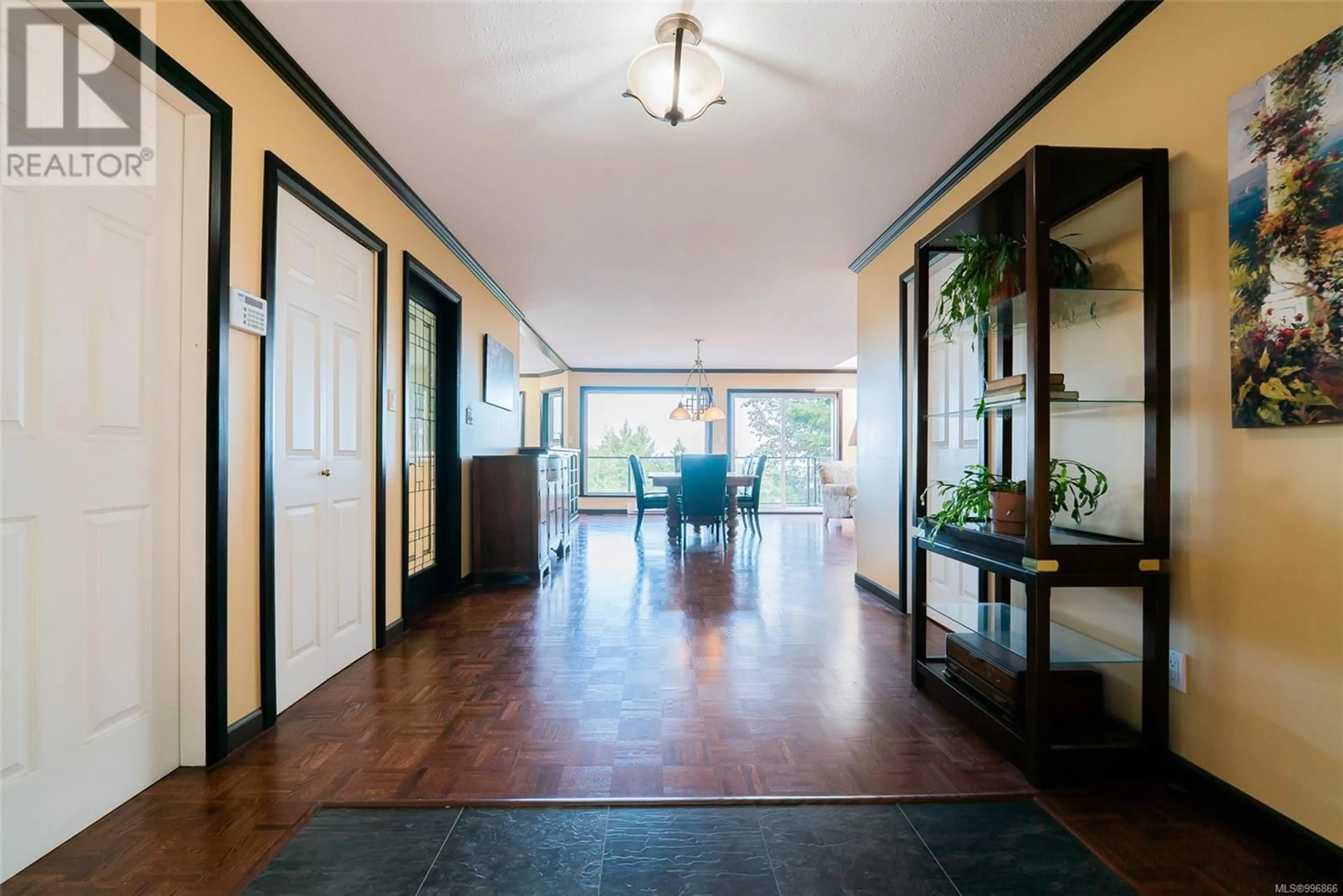 Indoor foyer for 8170 SOUTHWIND DRIVE, Lantzville British Columbia V0R2H0