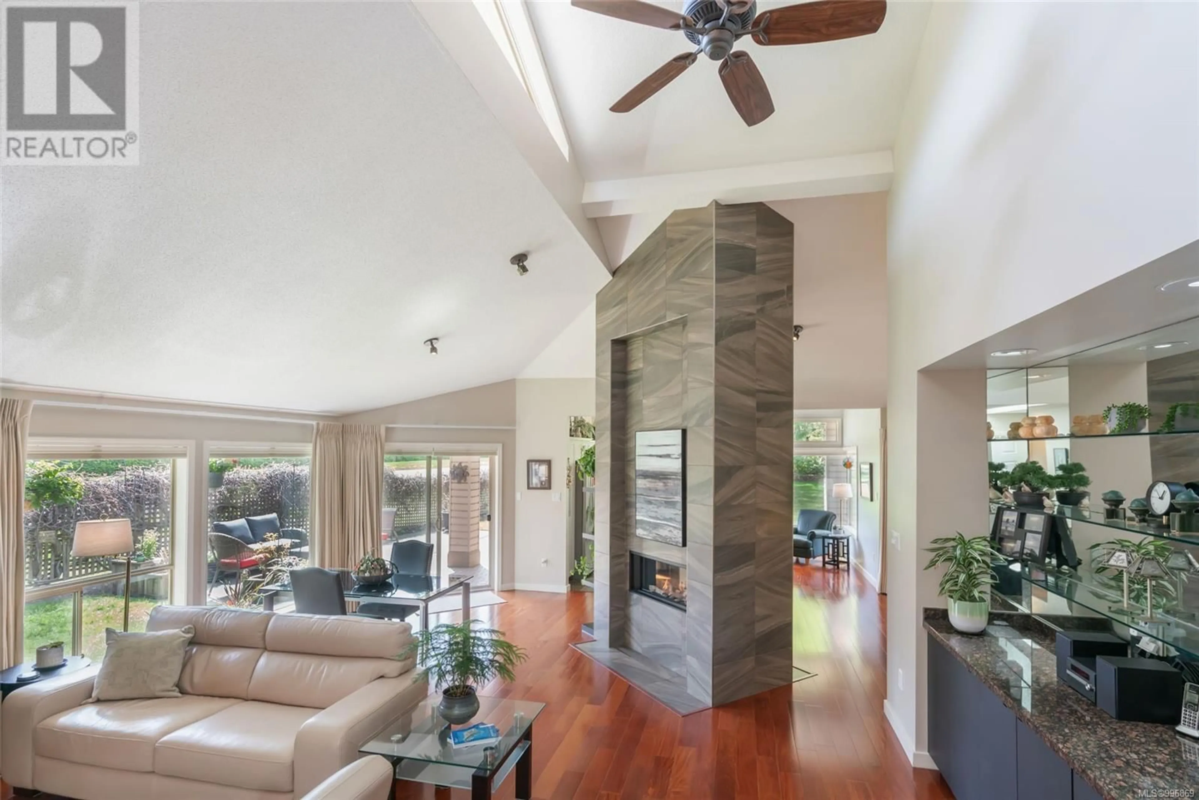 Indoor foyer for 1150 LEE ROAD, Parksville British Columbia V9P2L2