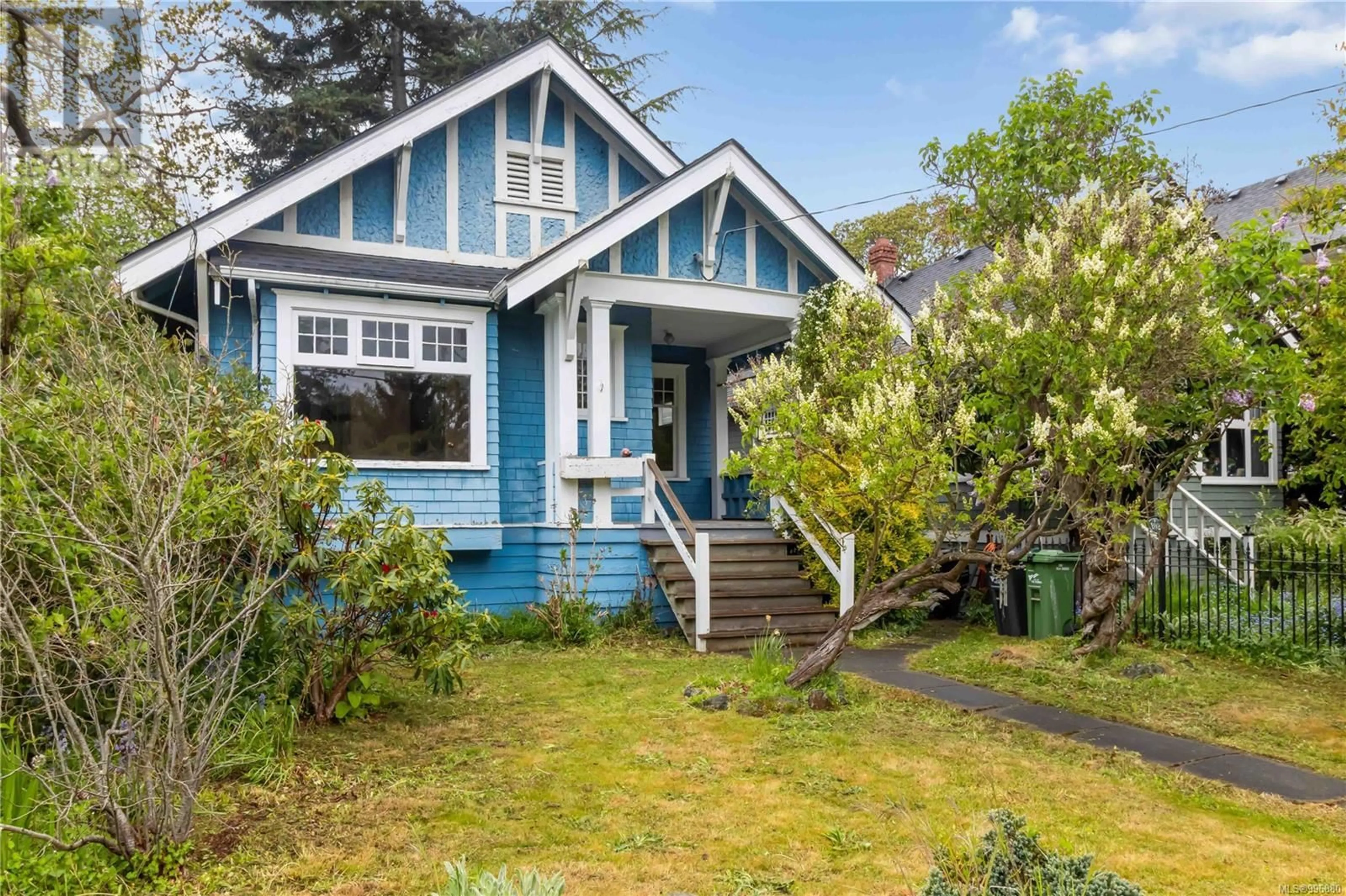 Home with vinyl exterior material, street for 1020 CHAMBERLAIN STREET, Victoria British Columbia V8S4B9