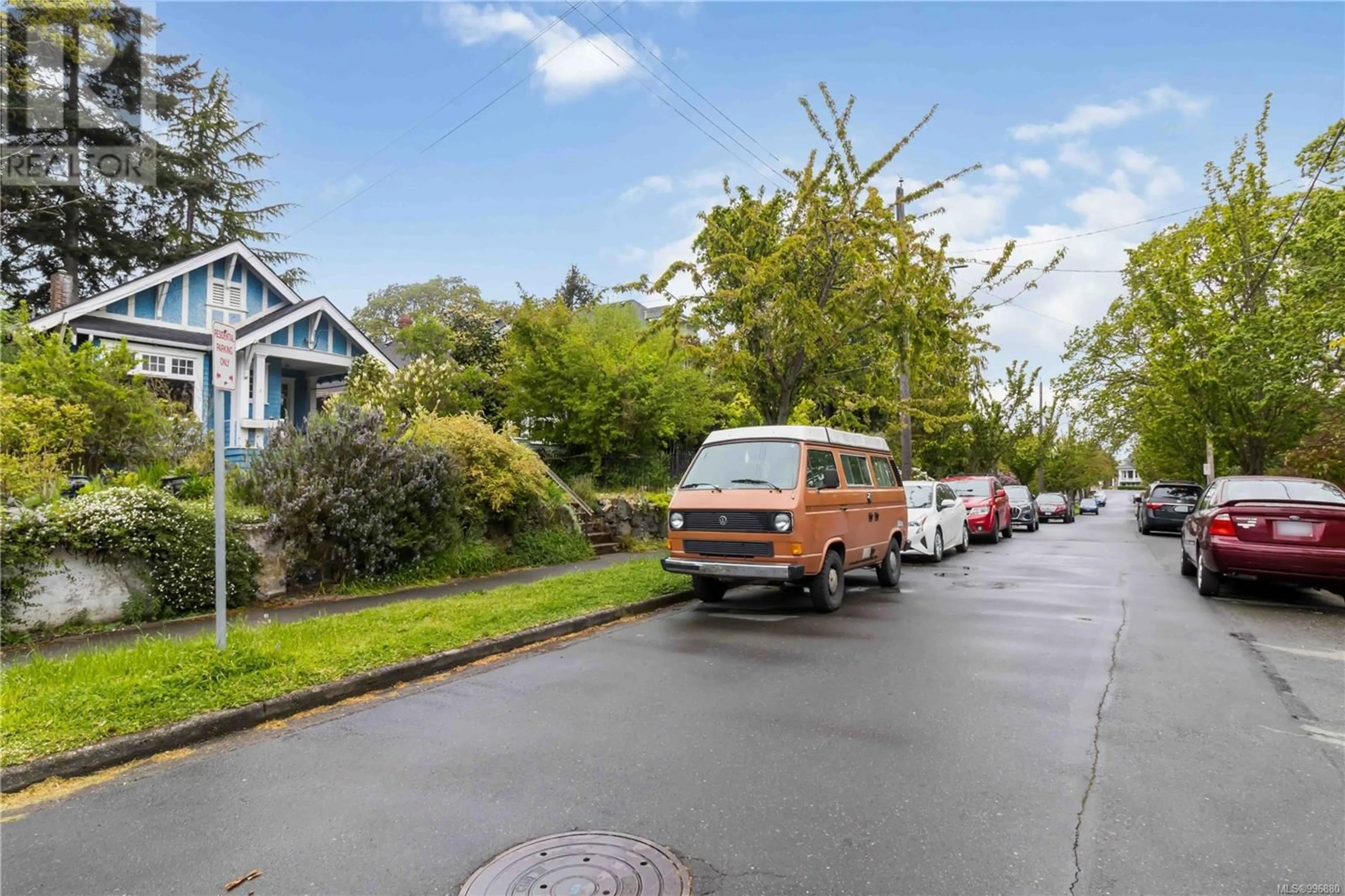 A pic from outside/outdoor area/front of a property/back of a property/a pic from drone, street for 1020 CHAMBERLAIN STREET, Victoria British Columbia V8S4B9