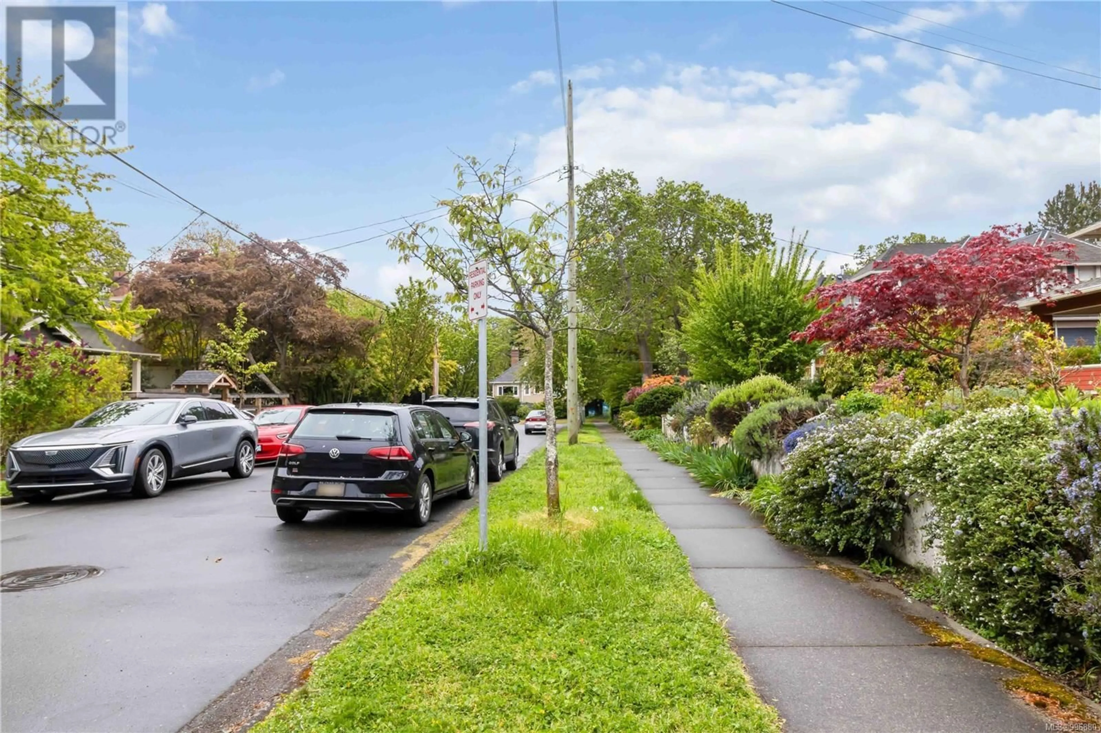 A pic from outside/outdoor area/front of a property/back of a property/a pic from drone, street for 1020 CHAMBERLAIN STREET, Victoria British Columbia V8S4B9
