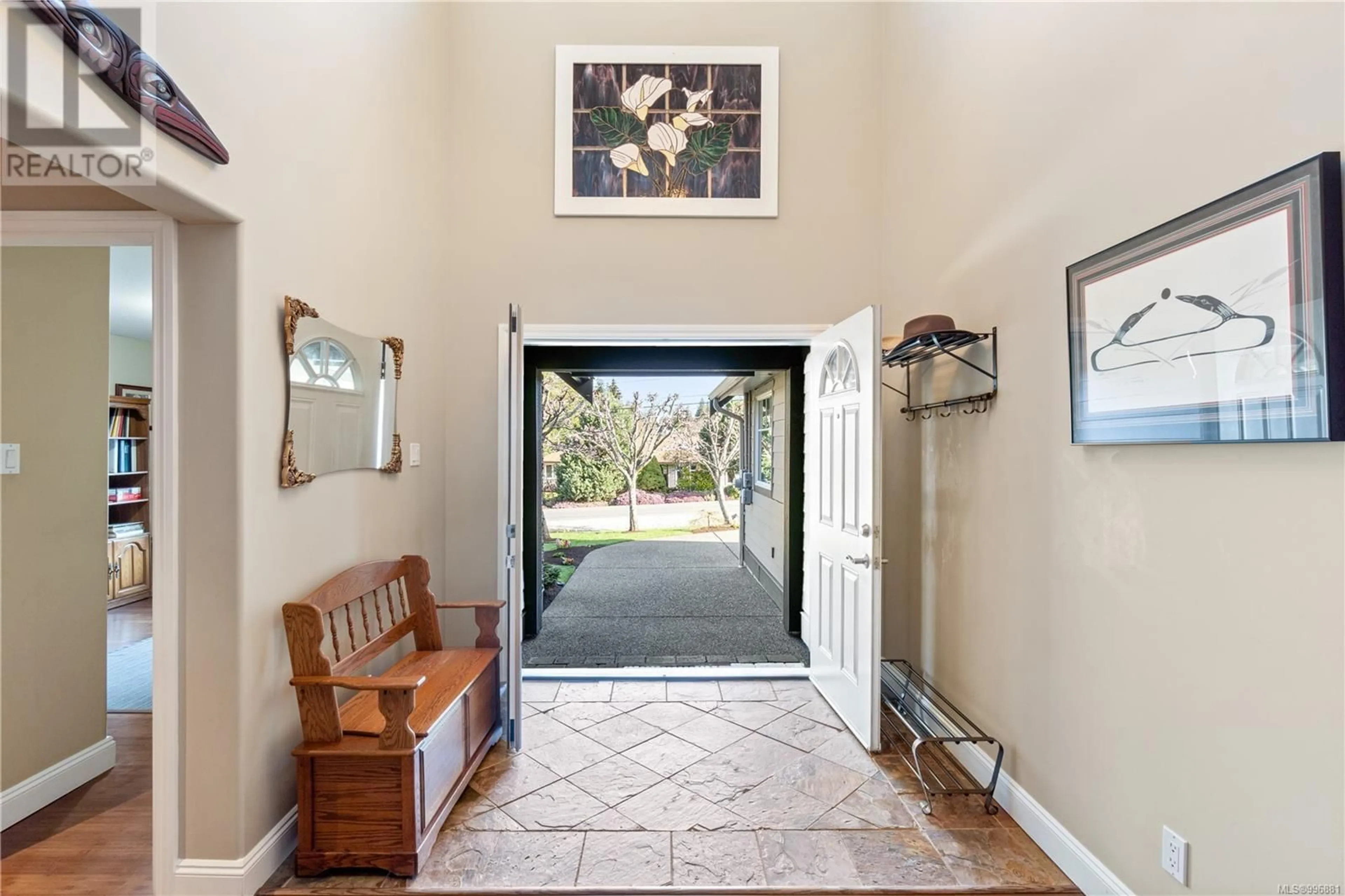 Indoor entryway for 490 CHESTER ROAD, Qualicum Beach British Columbia V9K1C1
