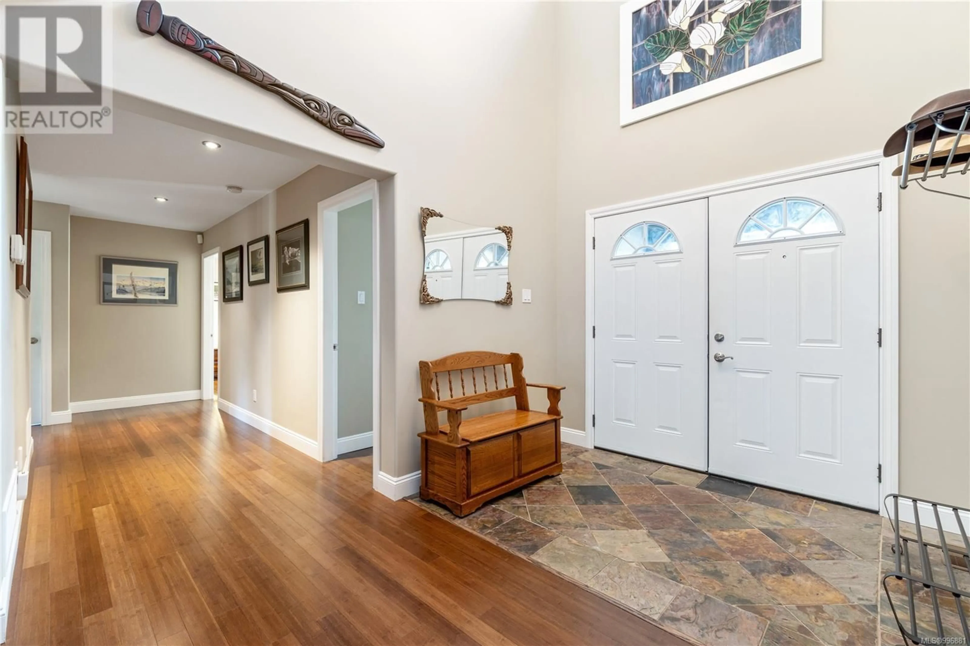 Indoor entryway for 490 CHESTER ROAD, Qualicum Beach British Columbia V9K1C1