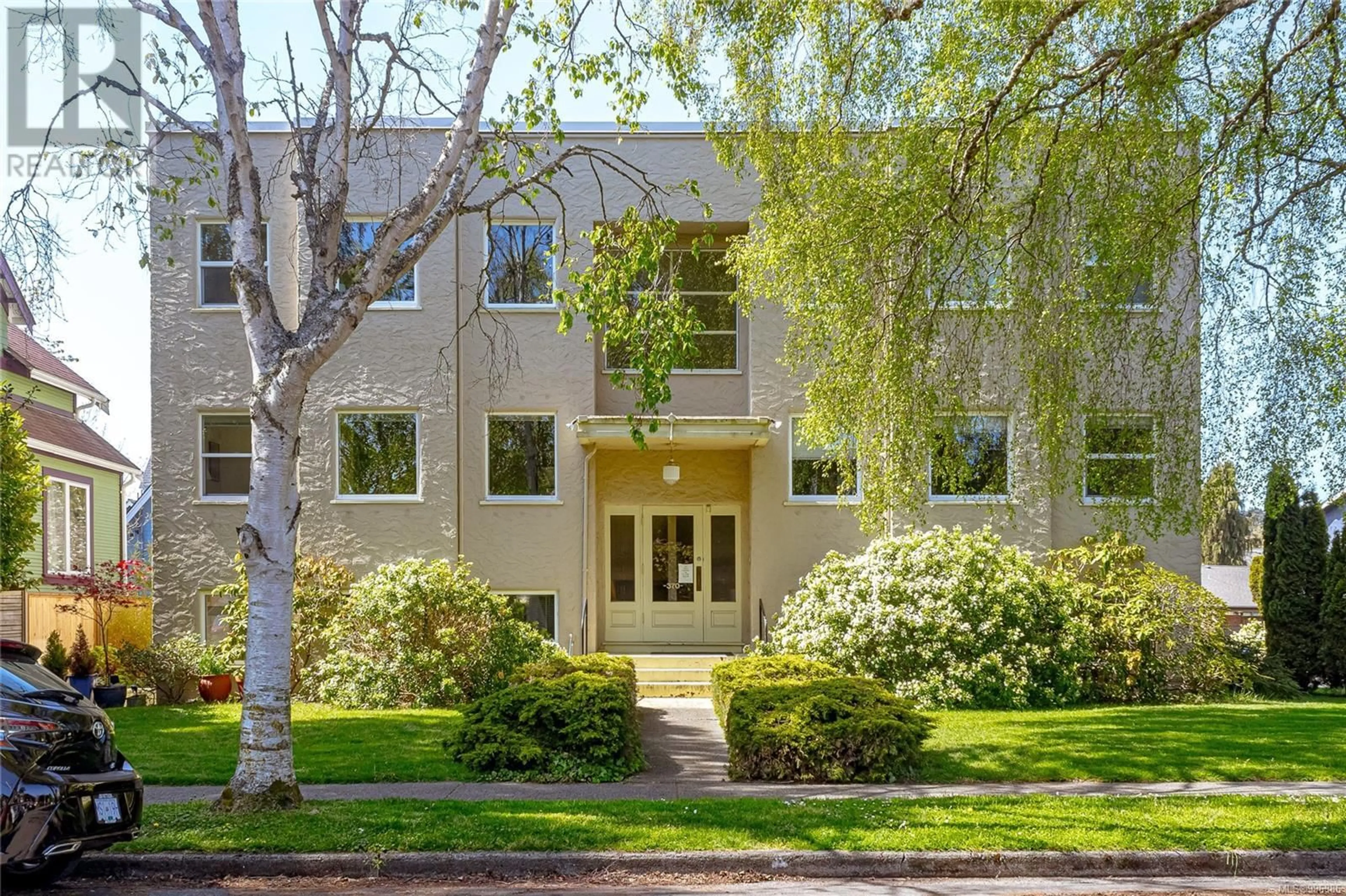 Indoor foyer for 370 RICHMOND AVENUE, Victoria British Columbia V8S3Y1