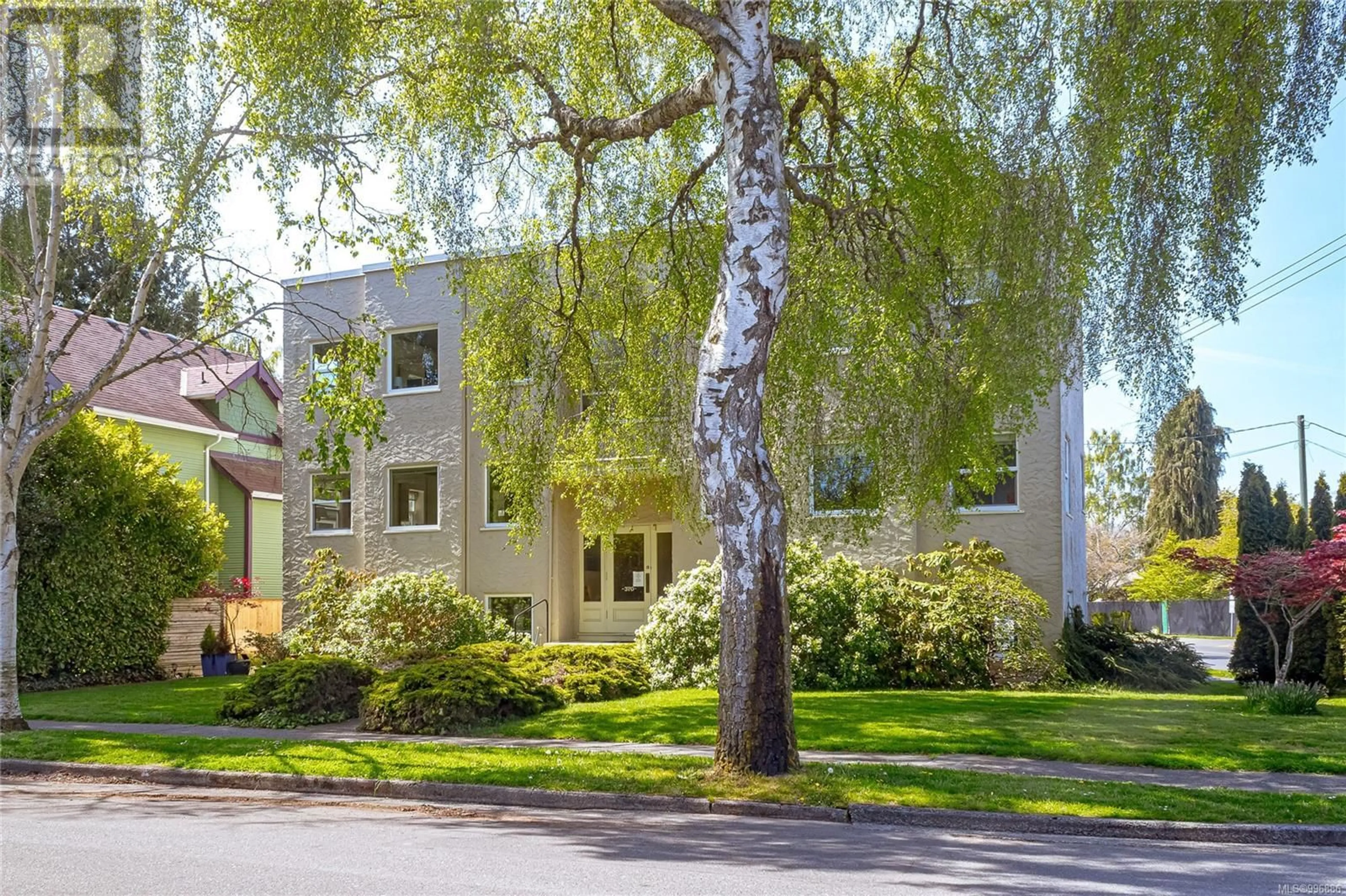 Home with brick exterior material, street for 370 RICHMOND AVENUE, Victoria British Columbia V8S3Y1