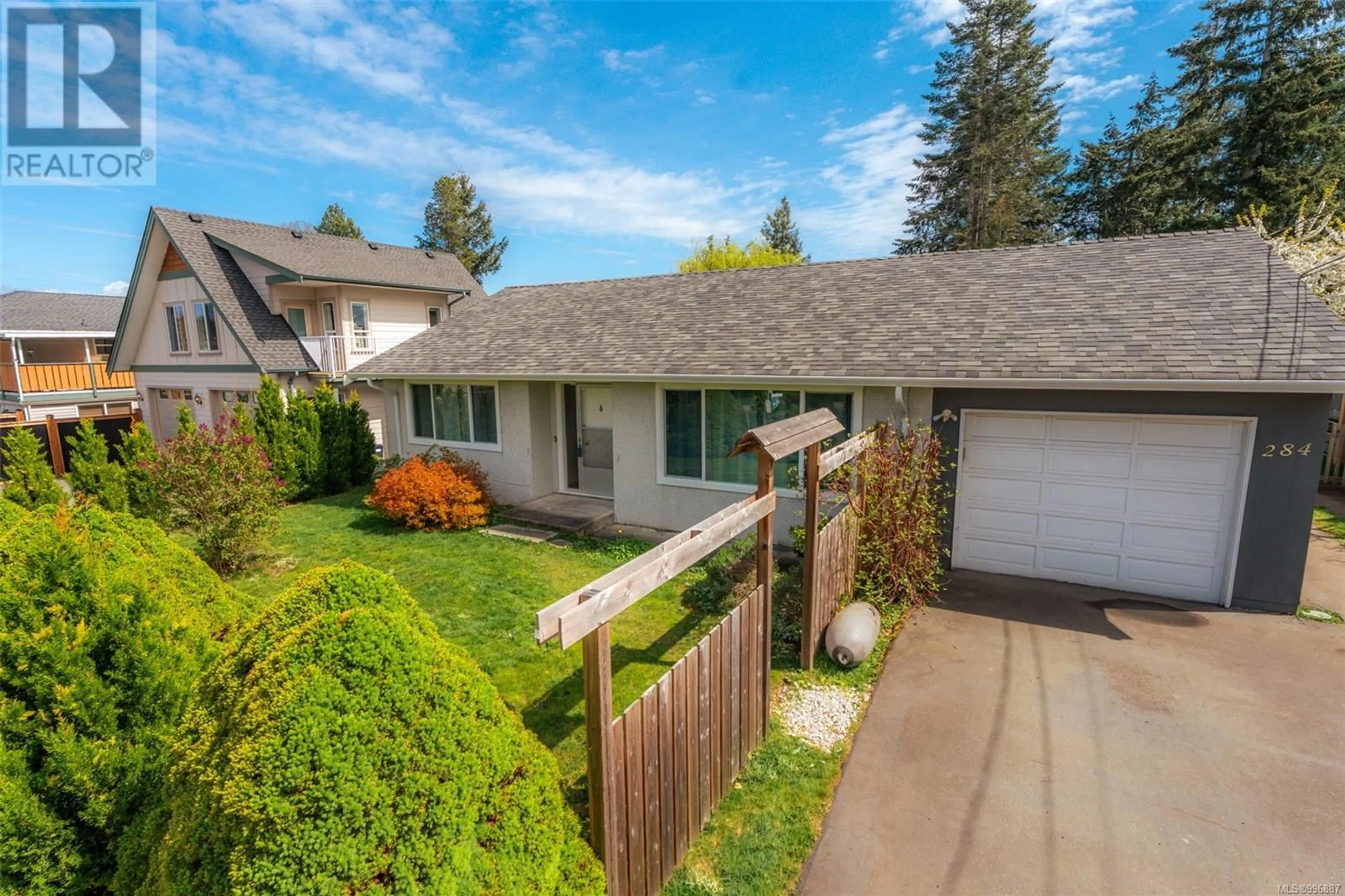 A pic from outside/outdoor area/front of a property/back of a property/a pic from drone, street for 284 MILLS STREET, Parksville British Columbia V9P1V9