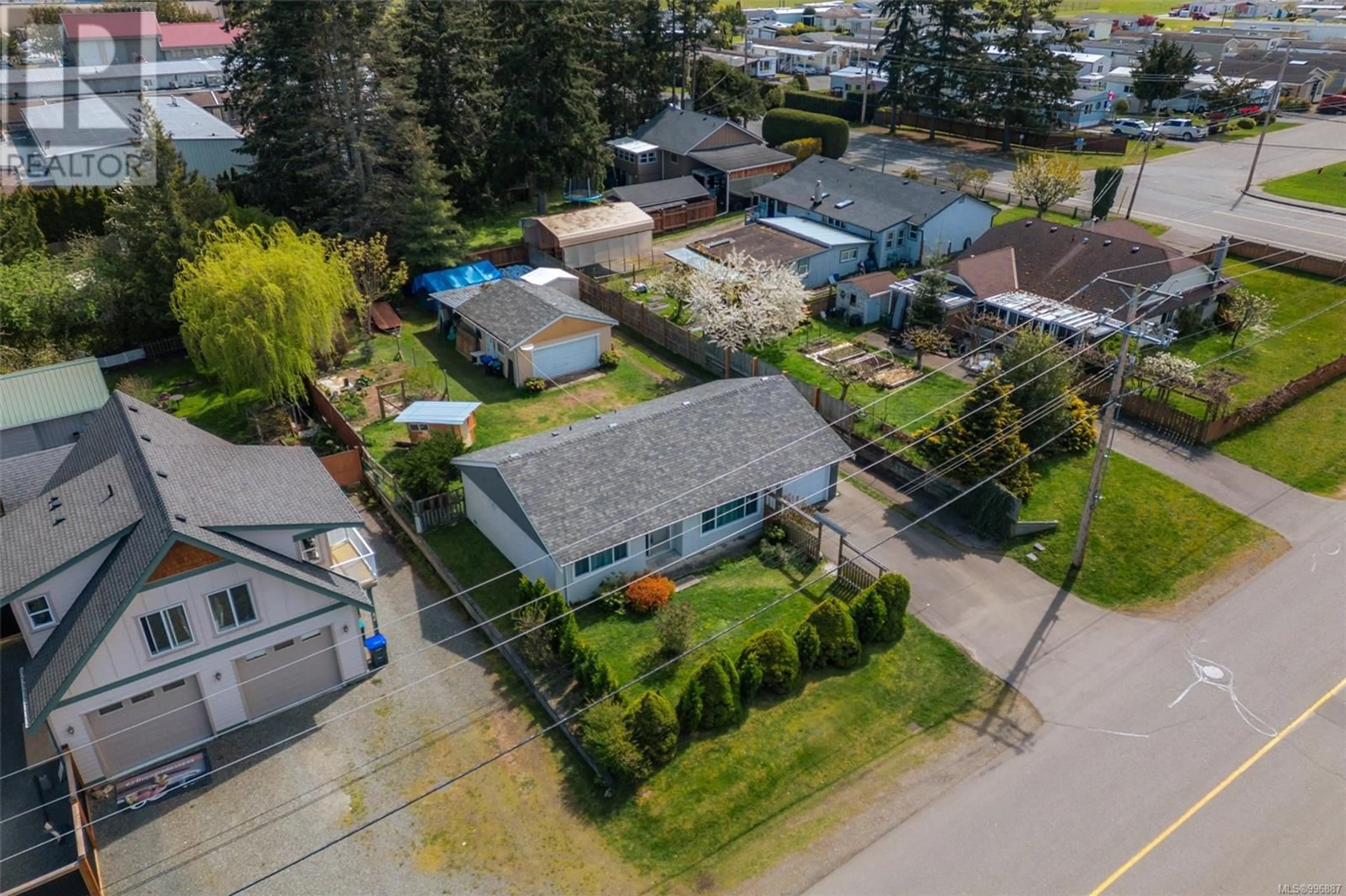 A pic from outside/outdoor area/front of a property/back of a property/a pic from drone, street for 284 MILLS STREET, Parksville British Columbia V9P1V9
