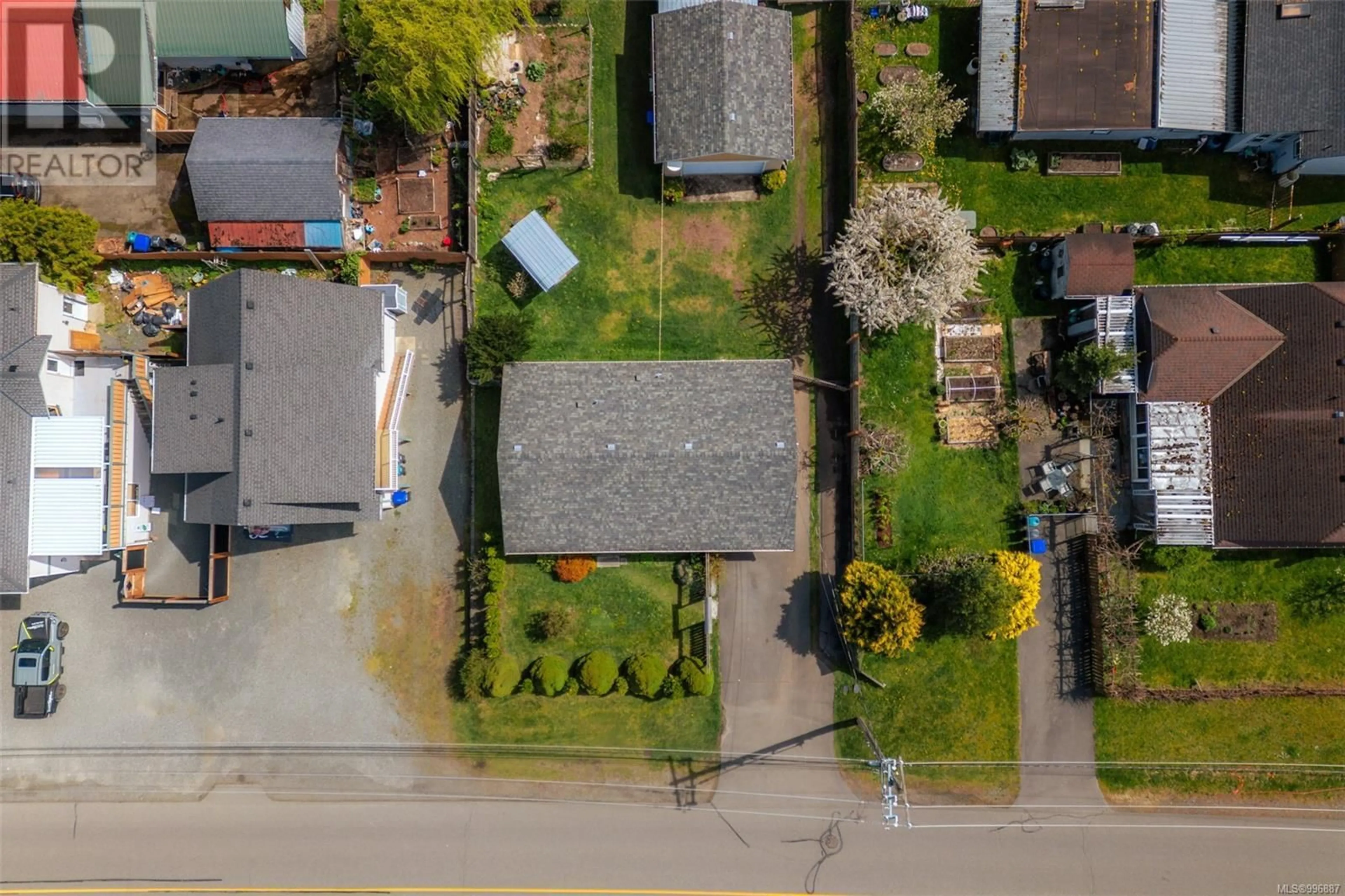 A pic from outside/outdoor area/front of a property/back of a property/a pic from drone, street for 284 MILLS STREET, Parksville British Columbia V9P1V9