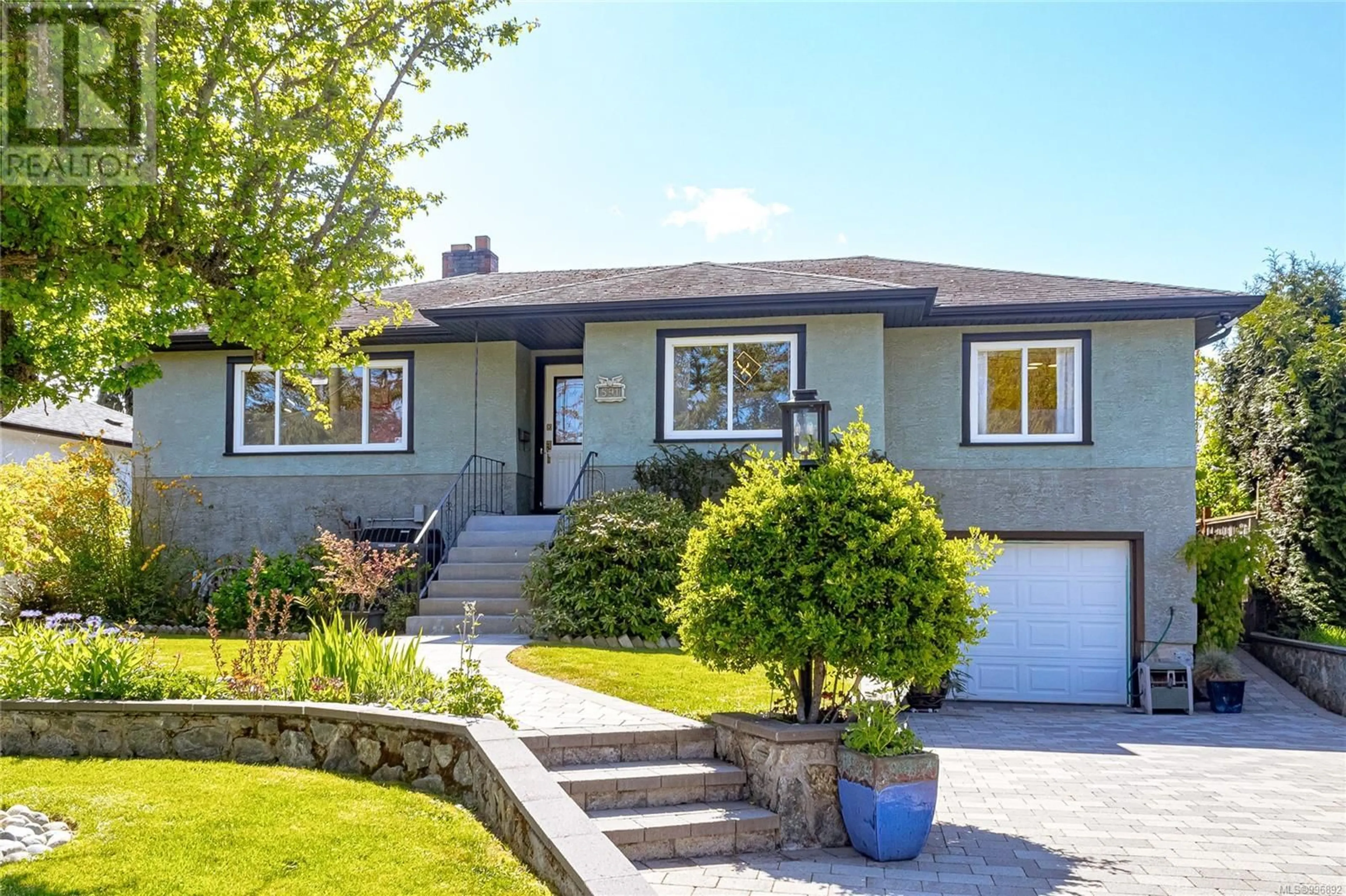Home with vinyl exterior material, street for 591 BAXTER AVENUE, Saanich British Columbia V8Z2G8