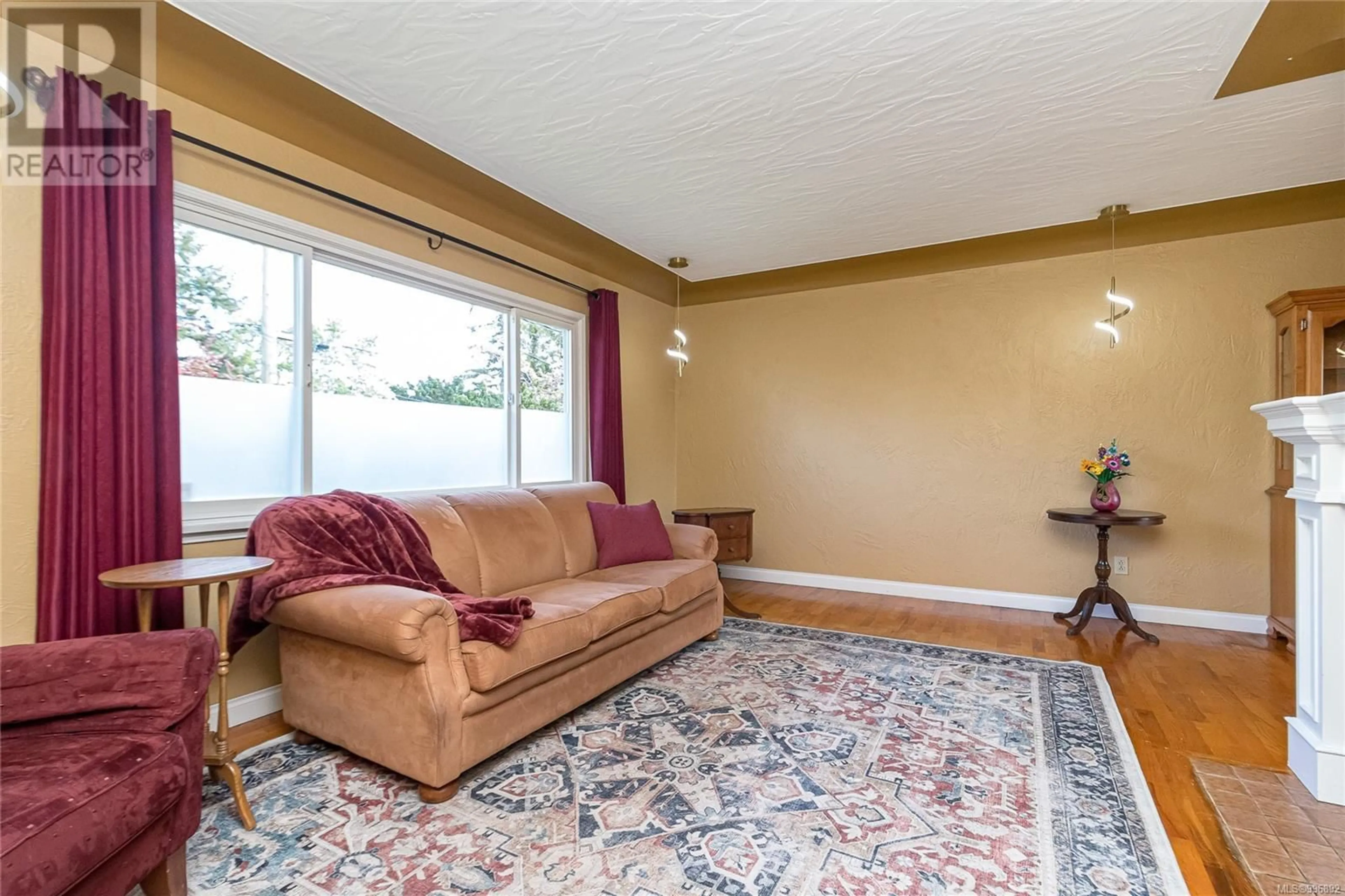 Living room with furniture, carpet floor for 591 BAXTER AVENUE, Saanich British Columbia V8Z2G8