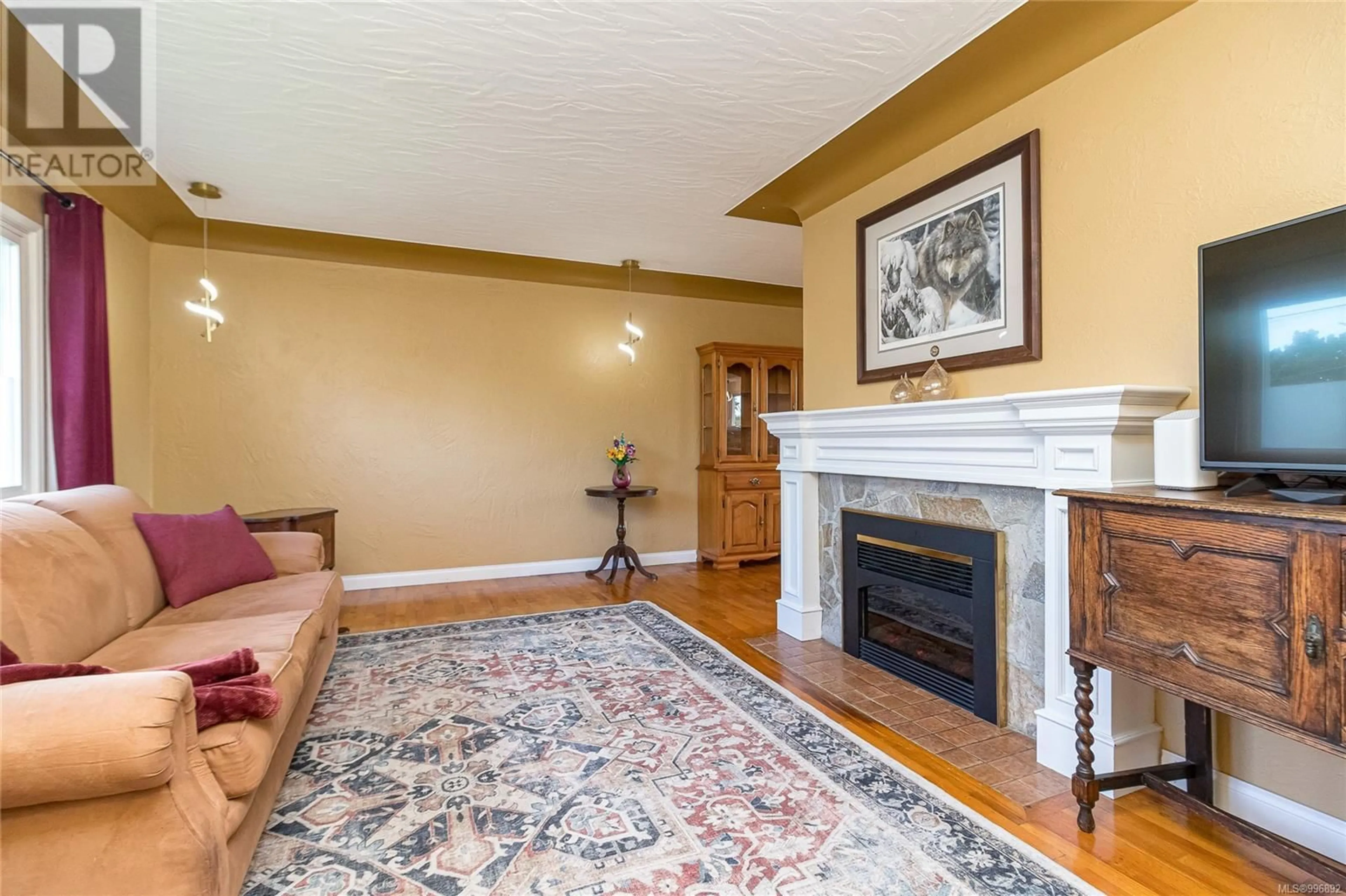 Living room with furniture, unknown for 591 BAXTER AVENUE, Saanich British Columbia V8Z2G8