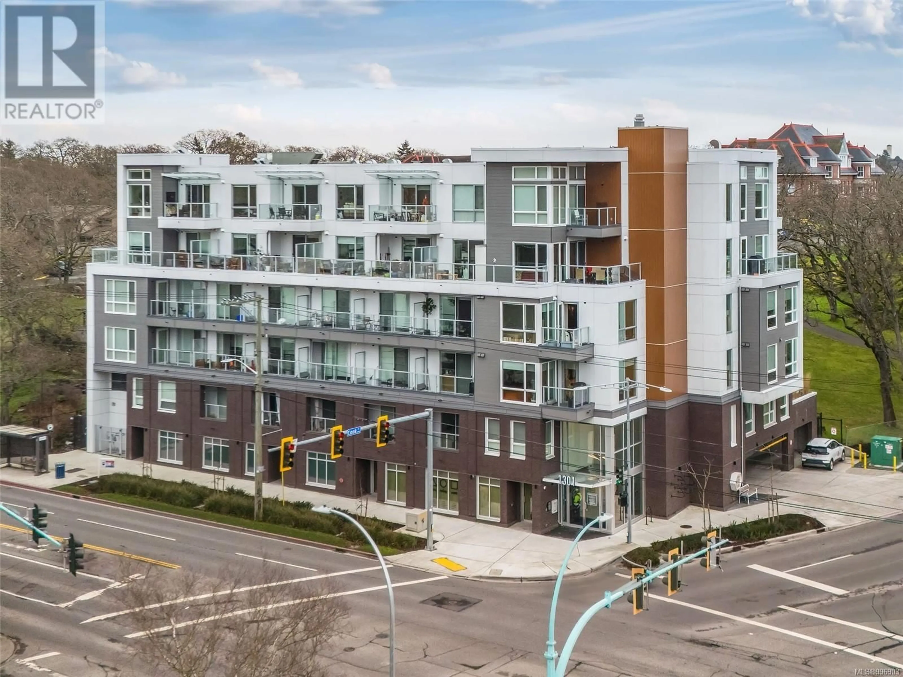 A pic from outside/outdoor area/front of a property/back of a property/a pic from drone, unknown for 507 - 1301 HILLSIDE AVENUE, Victoria British Columbia V8T0E3