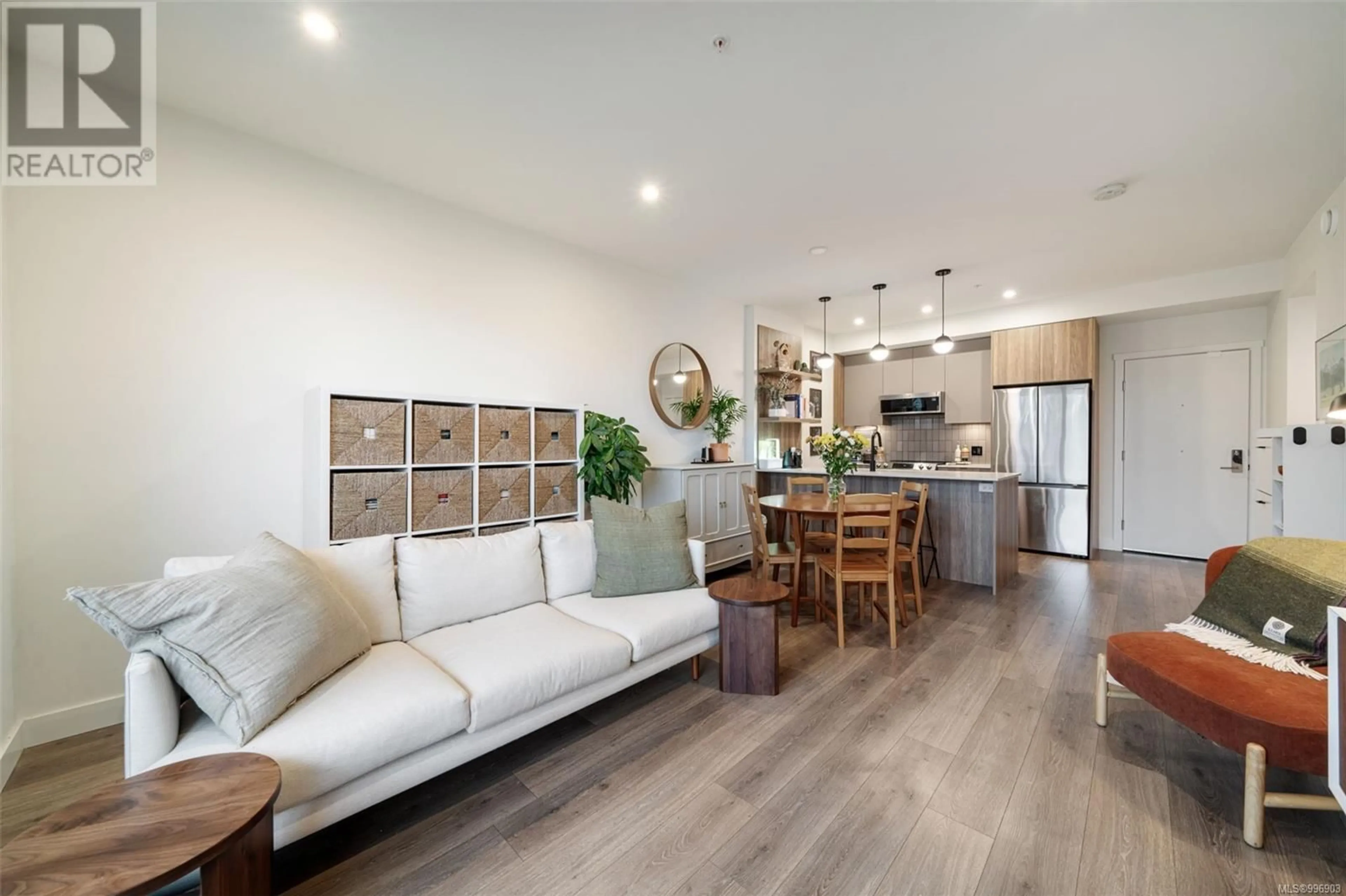 Living room with furniture, wood/laminate floor for 507 - 1301 HILLSIDE AVENUE, Victoria British Columbia V8T0E3