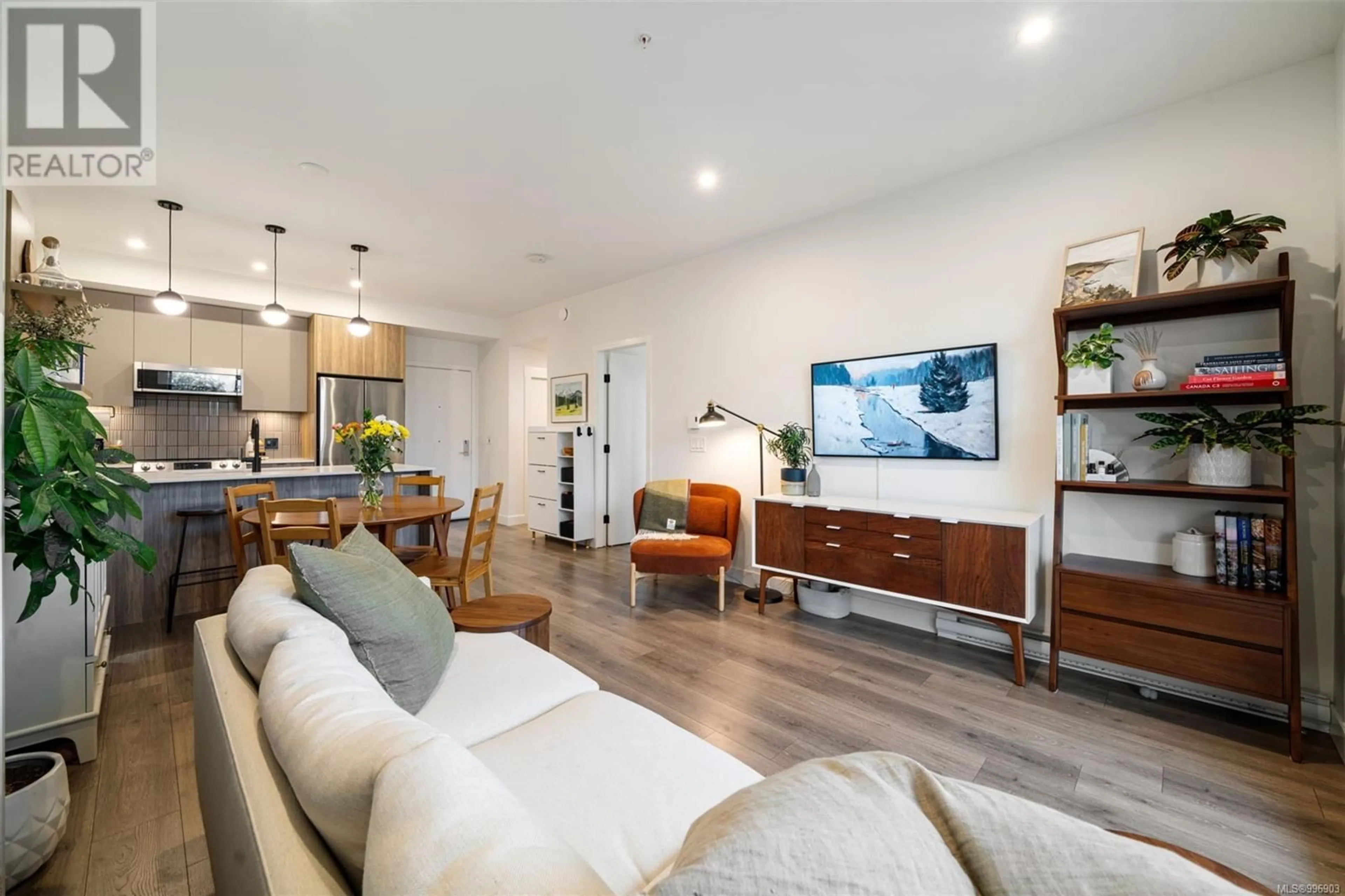 Living room with furniture, wood/laminate floor for 507 - 1301 HILLSIDE AVENUE, Victoria British Columbia V8T0E3