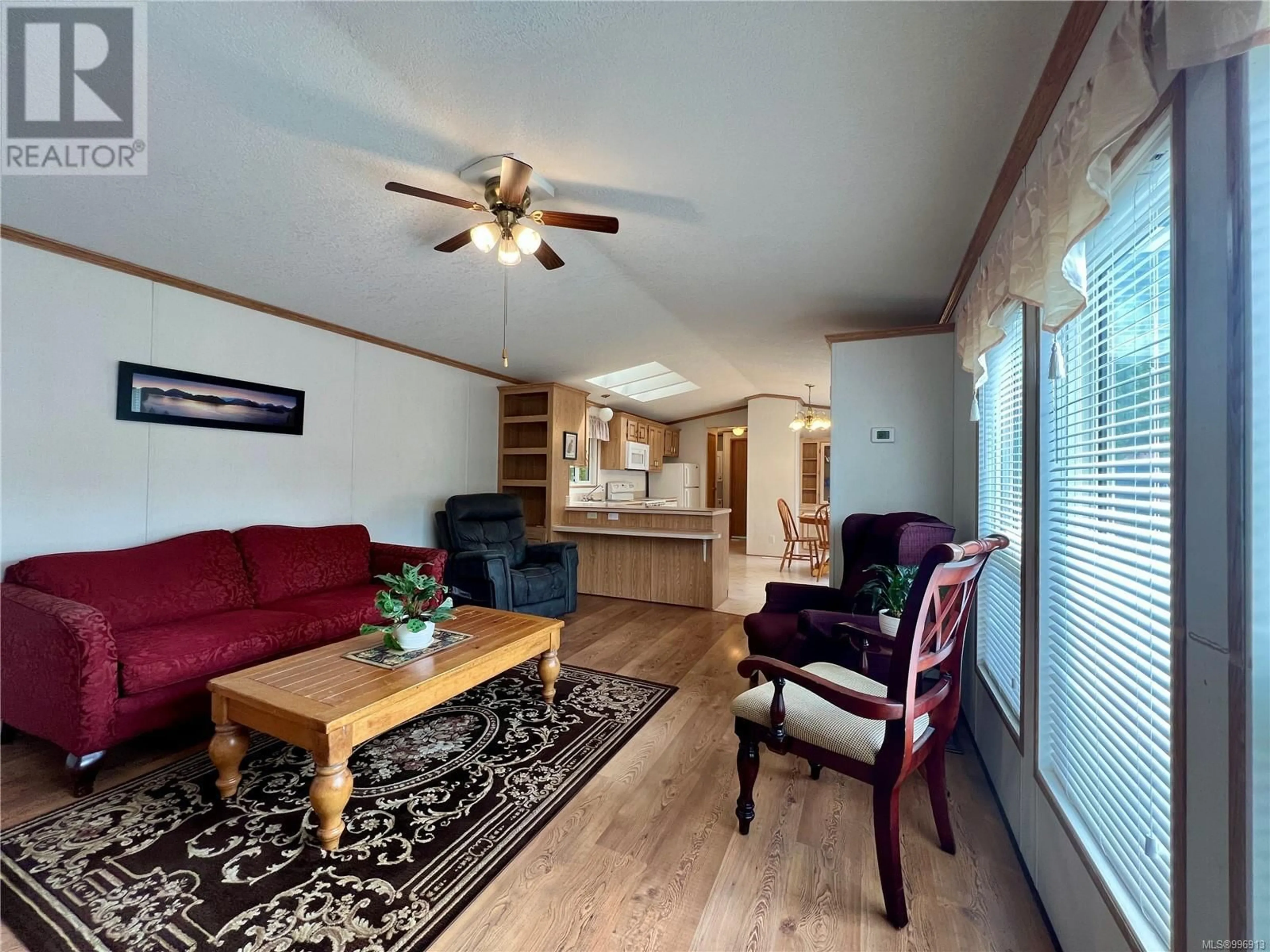 Living room with furniture, wood/laminate floor for 104 - 25 MAKI ROAD, Nanaimo British Columbia V9R6N3