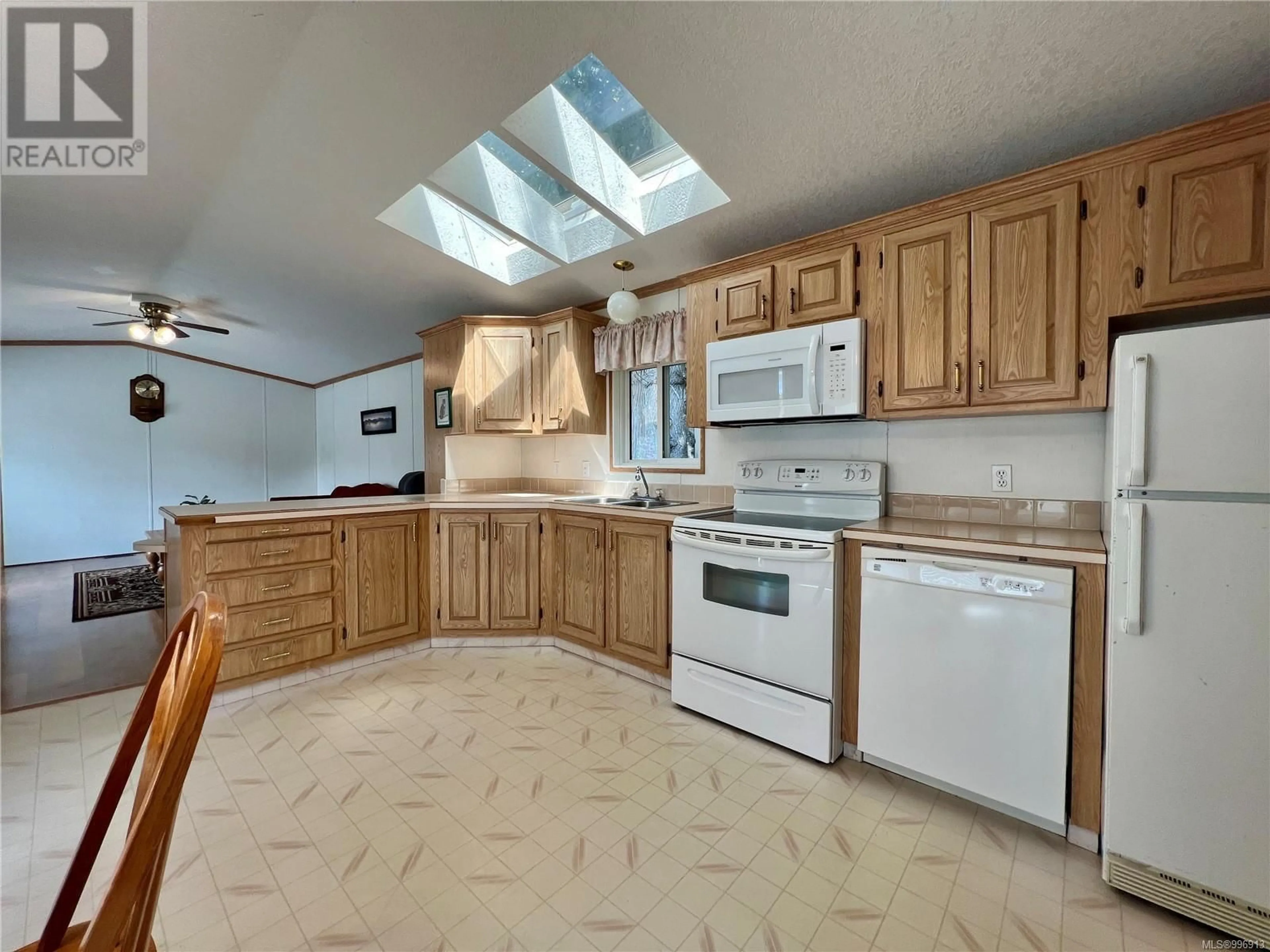Standard kitchen, ceramic/tile floor for 104 - 25 MAKI ROAD, Nanaimo British Columbia V9R6N3