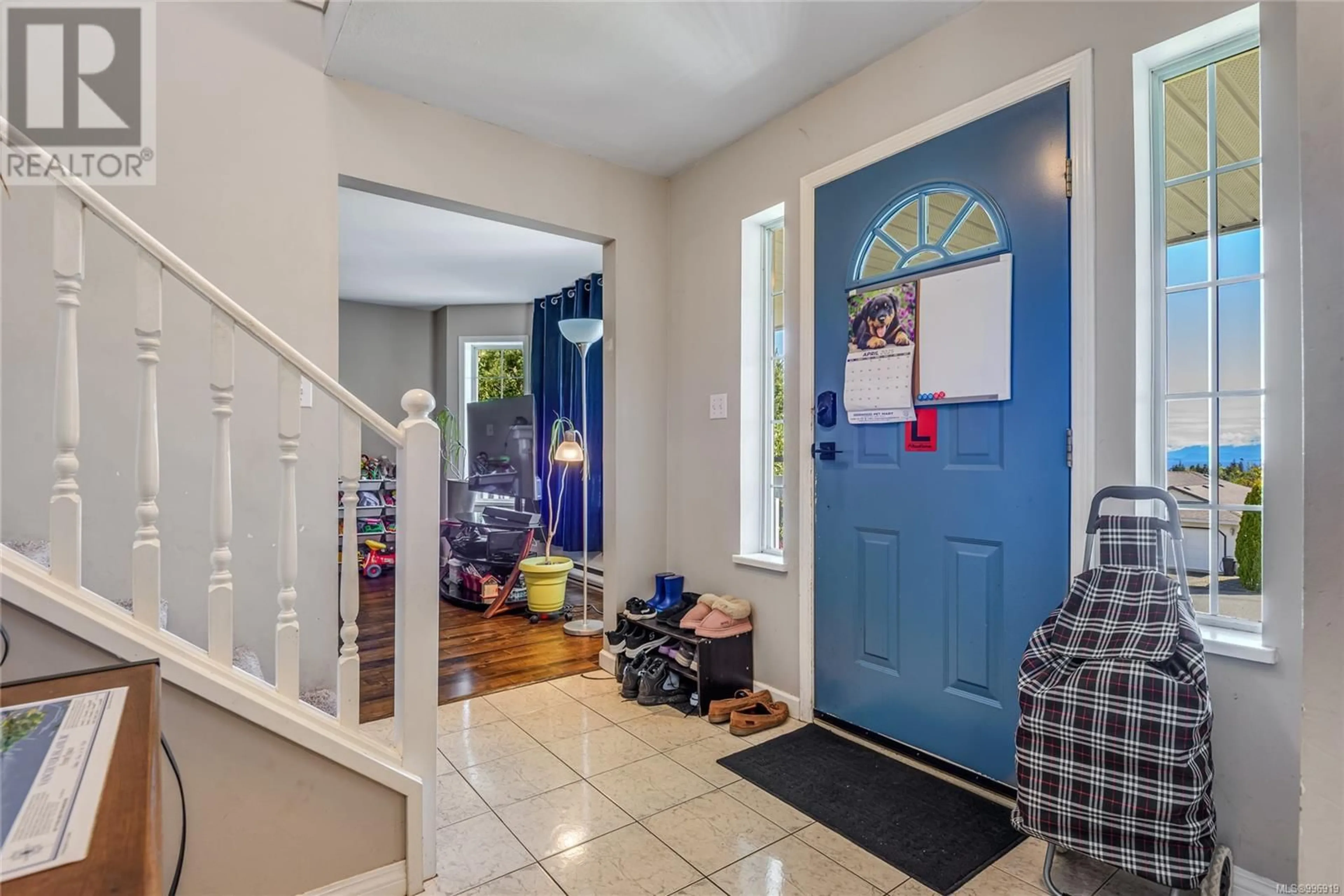 Indoor entryway for 802 GEORGIA DRIVE, Campbell River British Columbia V9H1S3