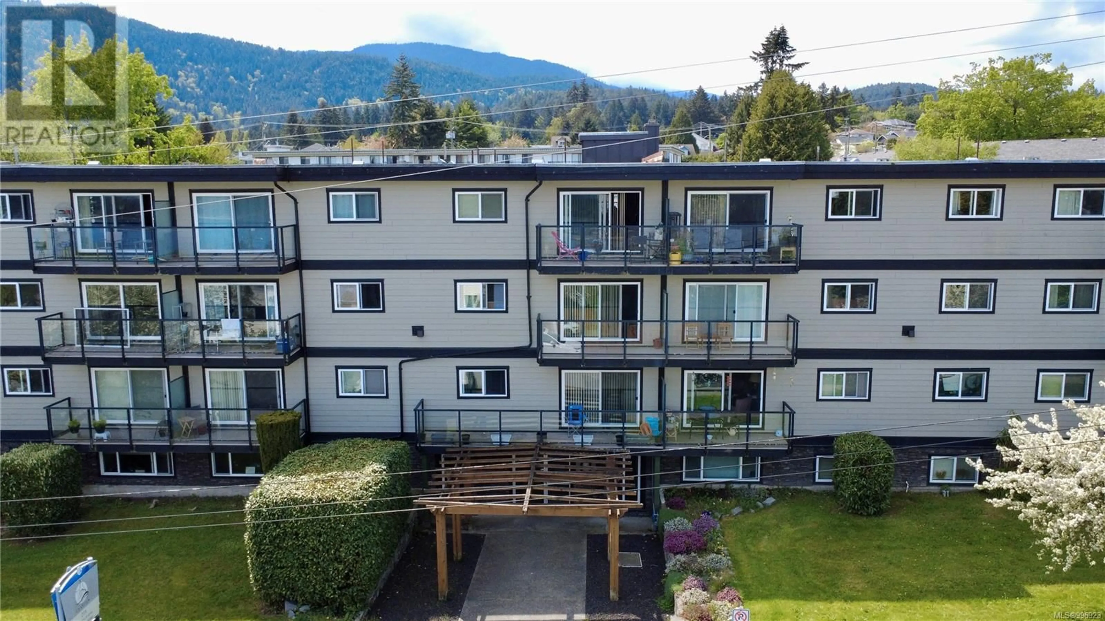 A pic from outside/outdoor area/front of a property/back of a property/a pic from drone, mountain view for 203 - 218 BAYVIEW AVENUE, Ladysmith British Columbia V9G1S9