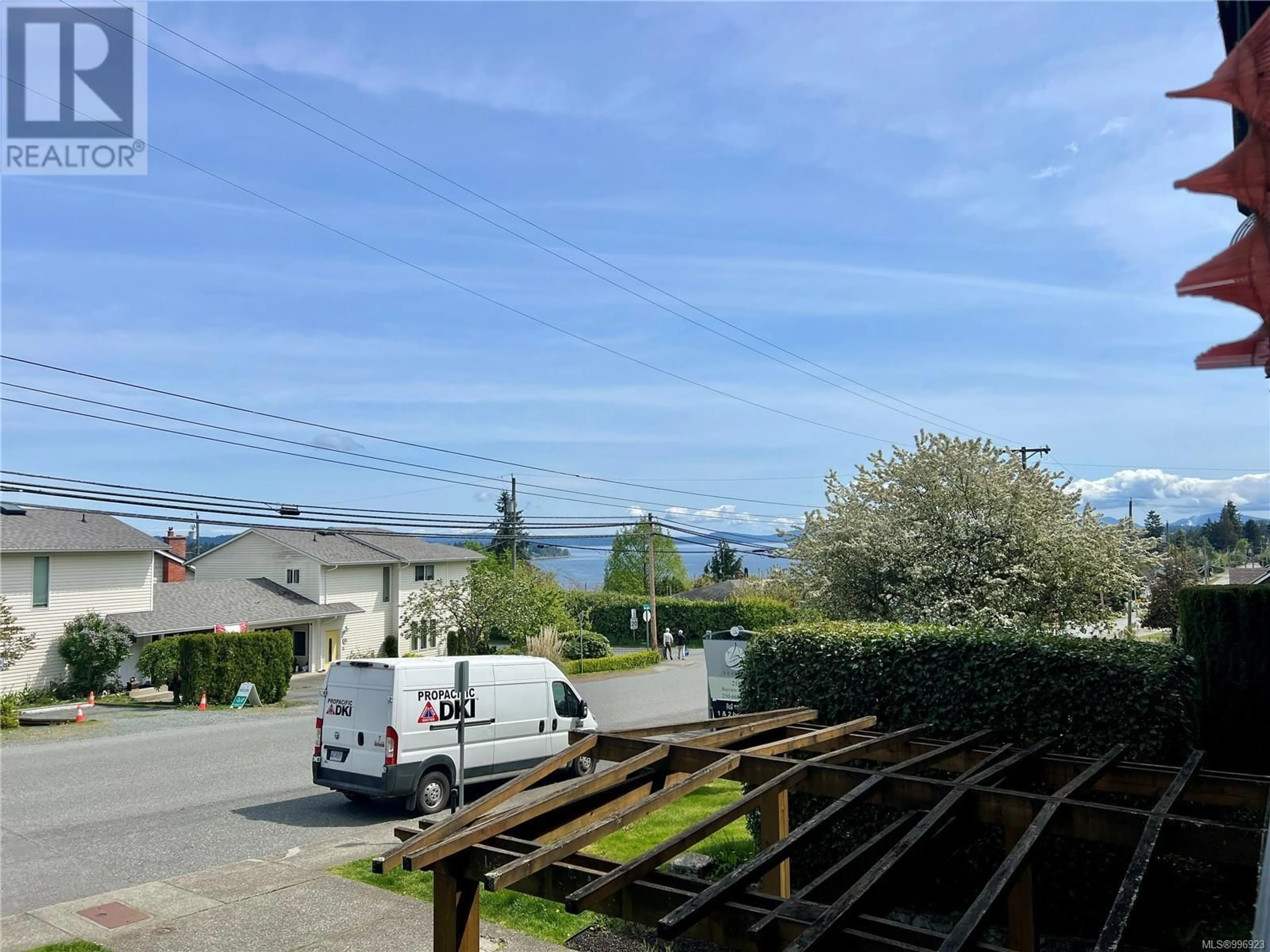 A pic from outside/outdoor area/front of a property/back of a property/a pic from drone, water/lake/river/ocean view for 203 - 218 BAYVIEW AVENUE, Ladysmith British Columbia V9G1S9