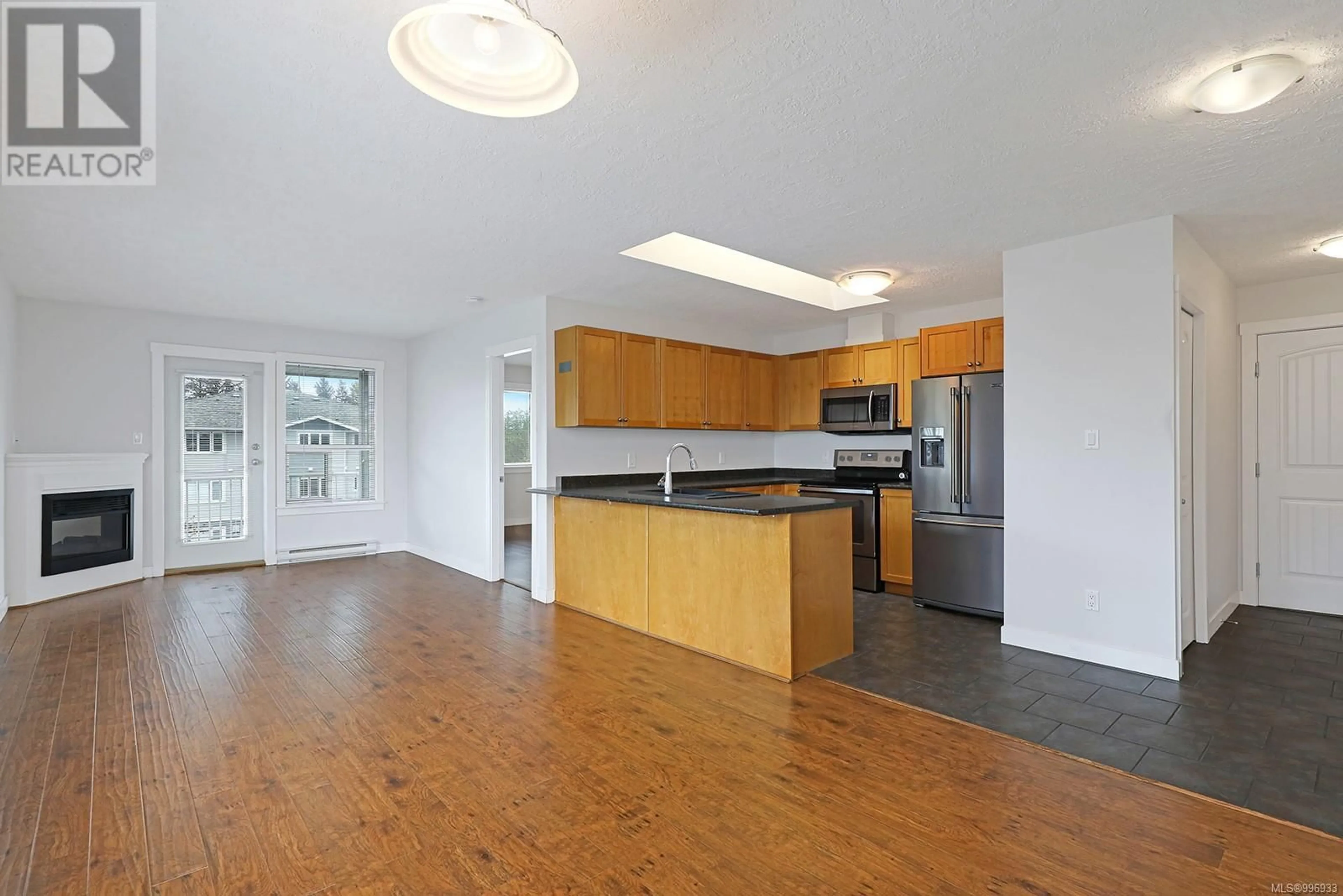 Open concept kitchen, wood/laminate floor for 34 - 119 20TH STREET, Courtenay British Columbia V9N8B1