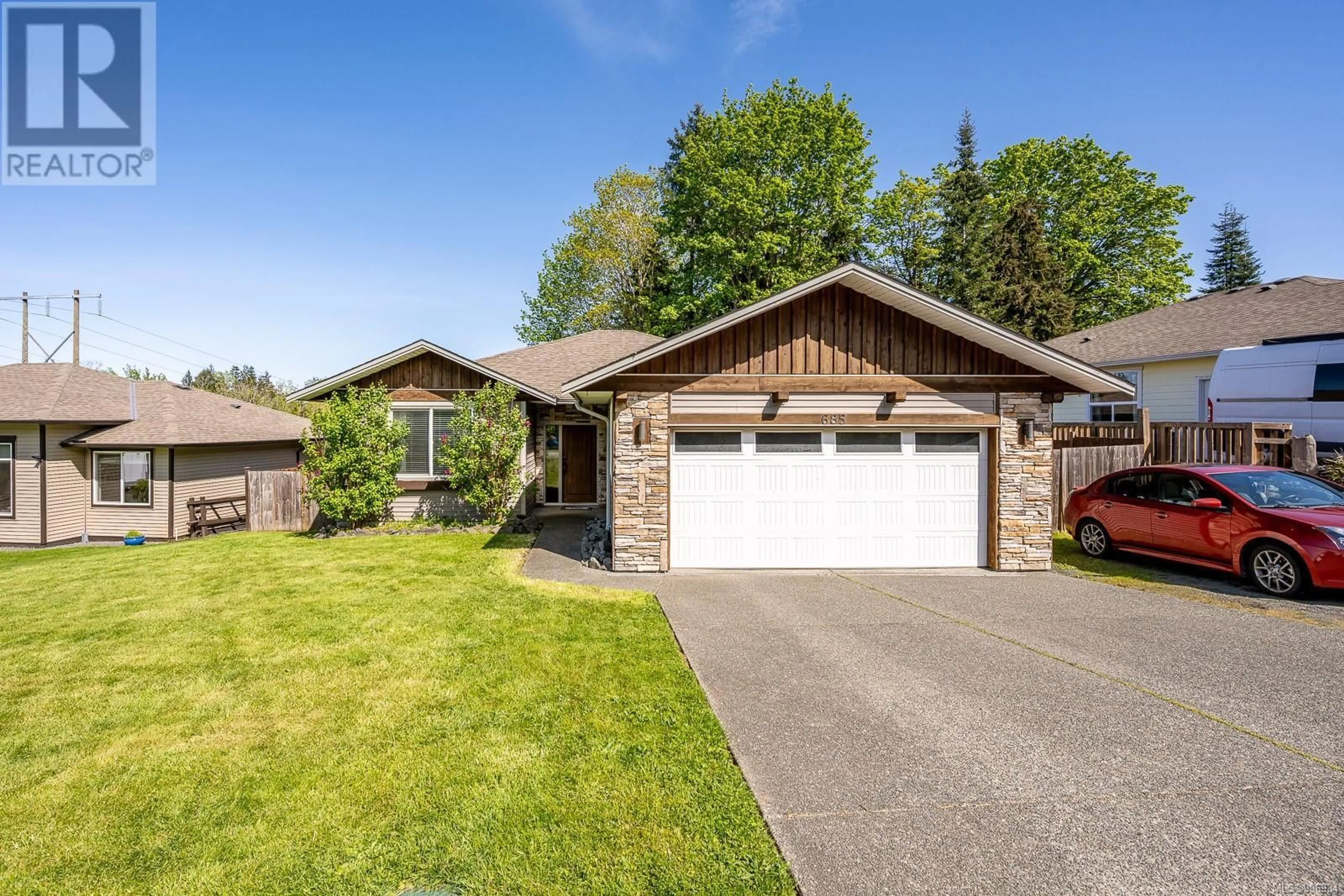 Home with vinyl exterior material, street for 685 PARK FOREST DRIVE, Campbell River British Columbia V9W0B3