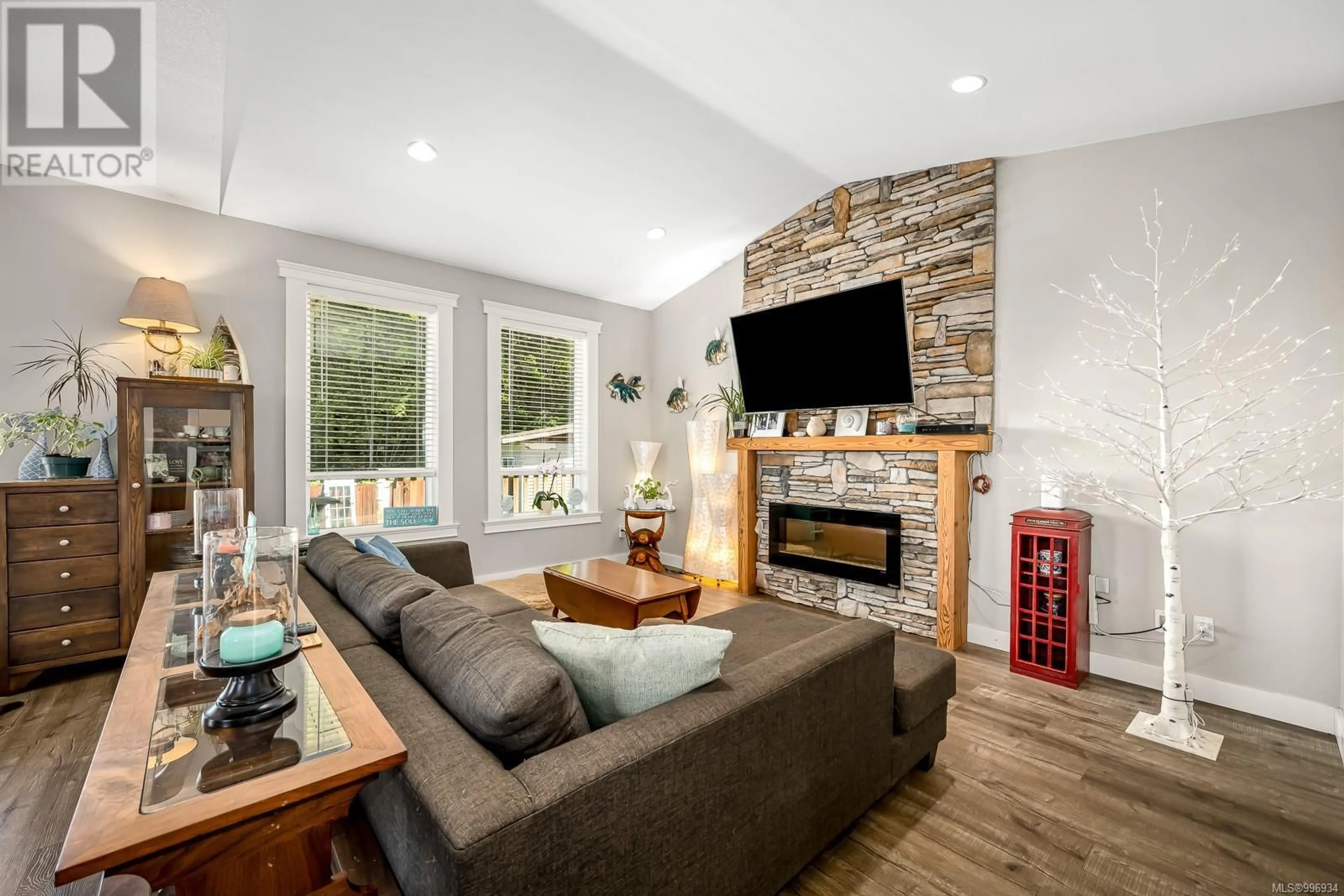 Living room with furniture, unknown for 685 PARK FOREST DRIVE, Campbell River British Columbia V9W0B3