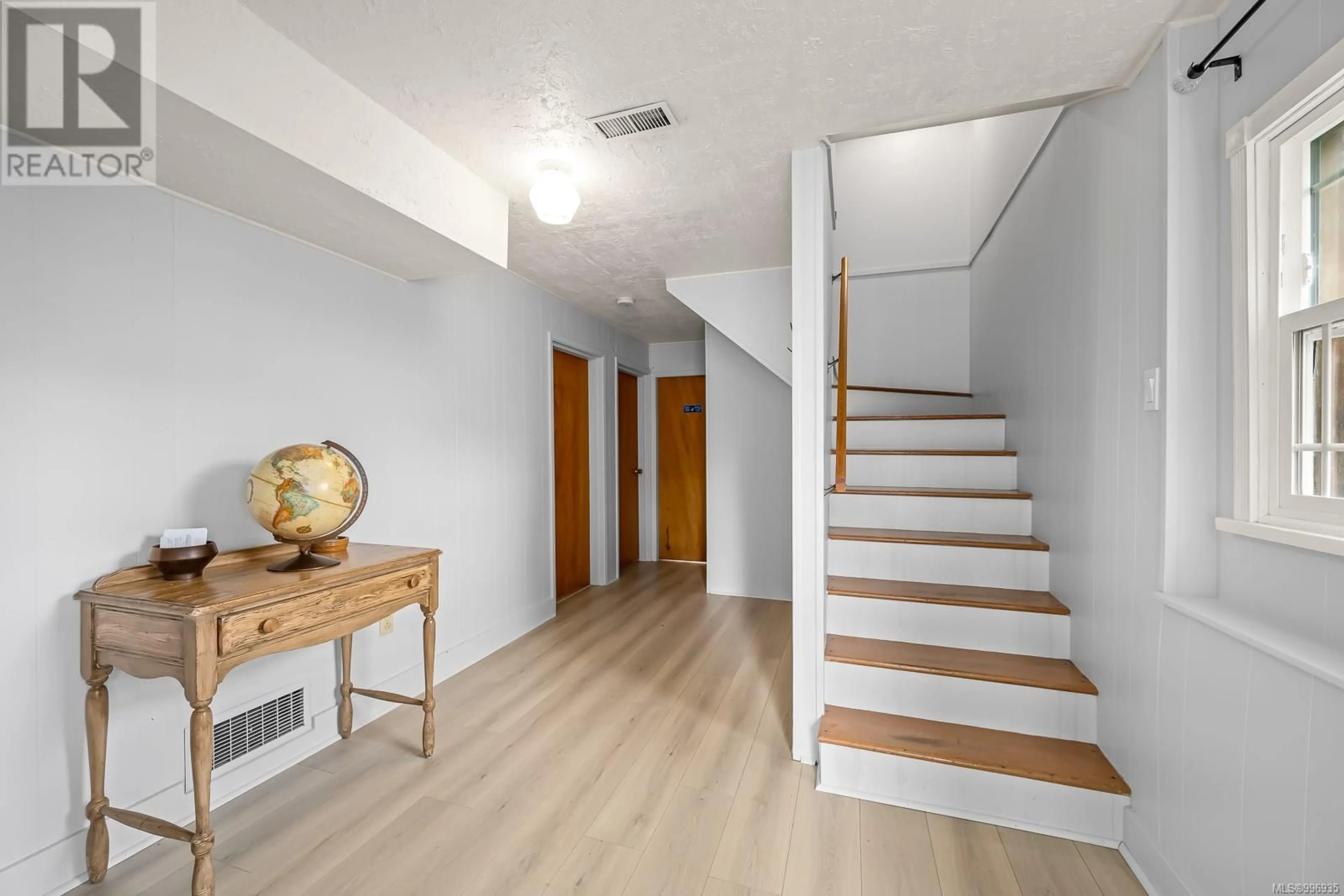 Indoor foyer for 1238 DON ROAD, Comox British Columbia V9M4C4