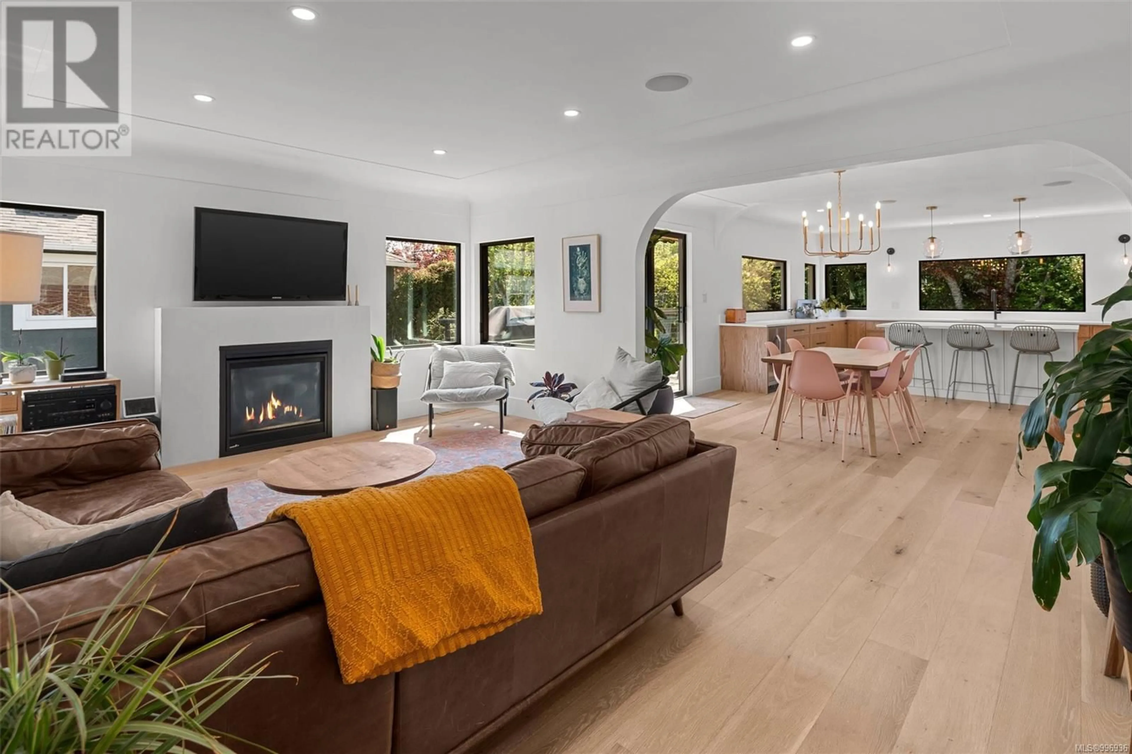 Living room with furniture, unknown for 2487 PLUMER STREET, Oak Bay British Columbia V8S5G9