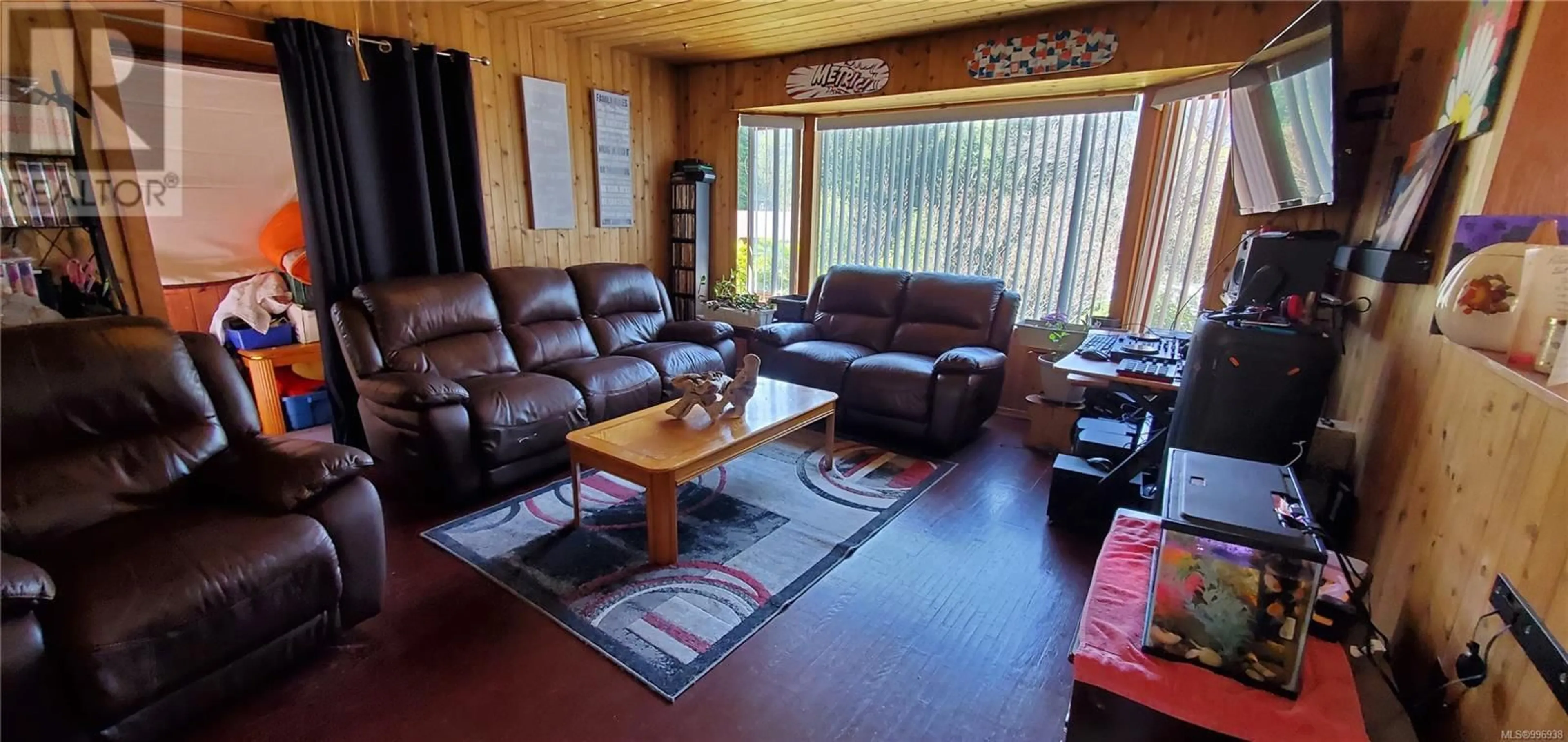 Living room with furniture, wood/laminate floor for 593 DOGWOOD DRIVE, Gold River British Columbia V0P1G0