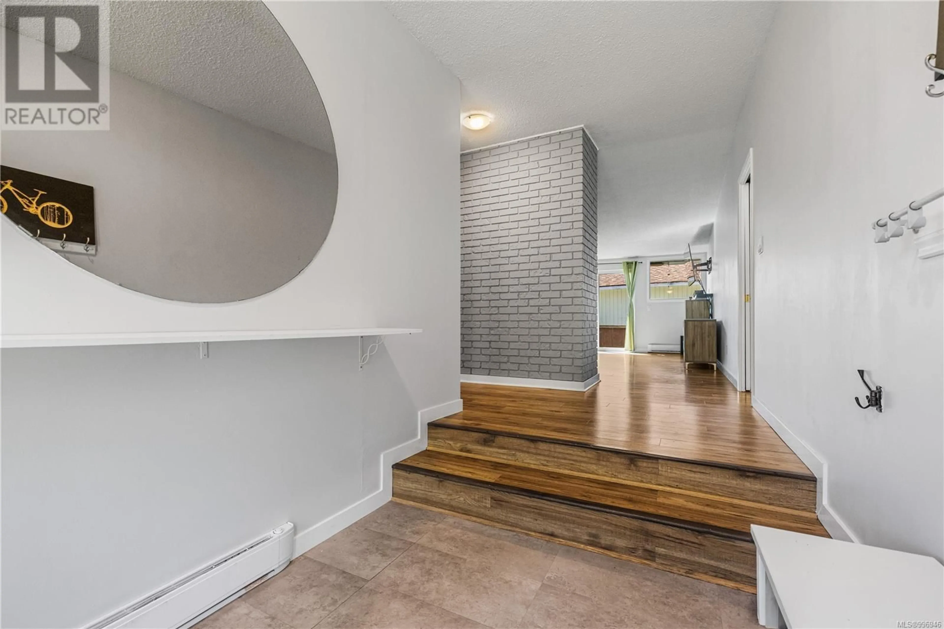 Indoor entryway for 1956 ALDER STREET SOUTH, Campbell River British Columbia V9H0B5