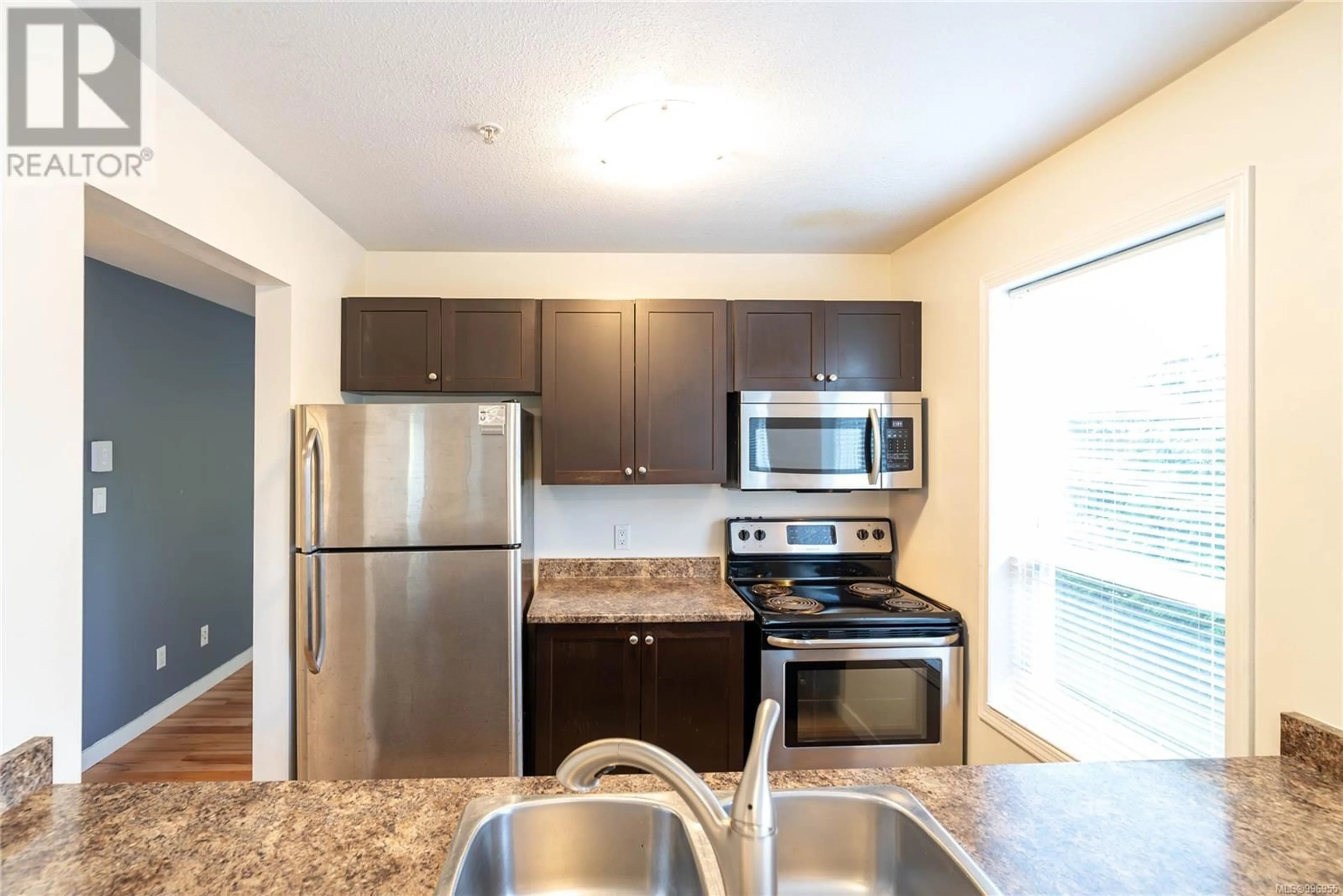 Standard kitchen, unknown for 103 - 690 THIRD STREET, Nanaimo British Columbia V9R1W8