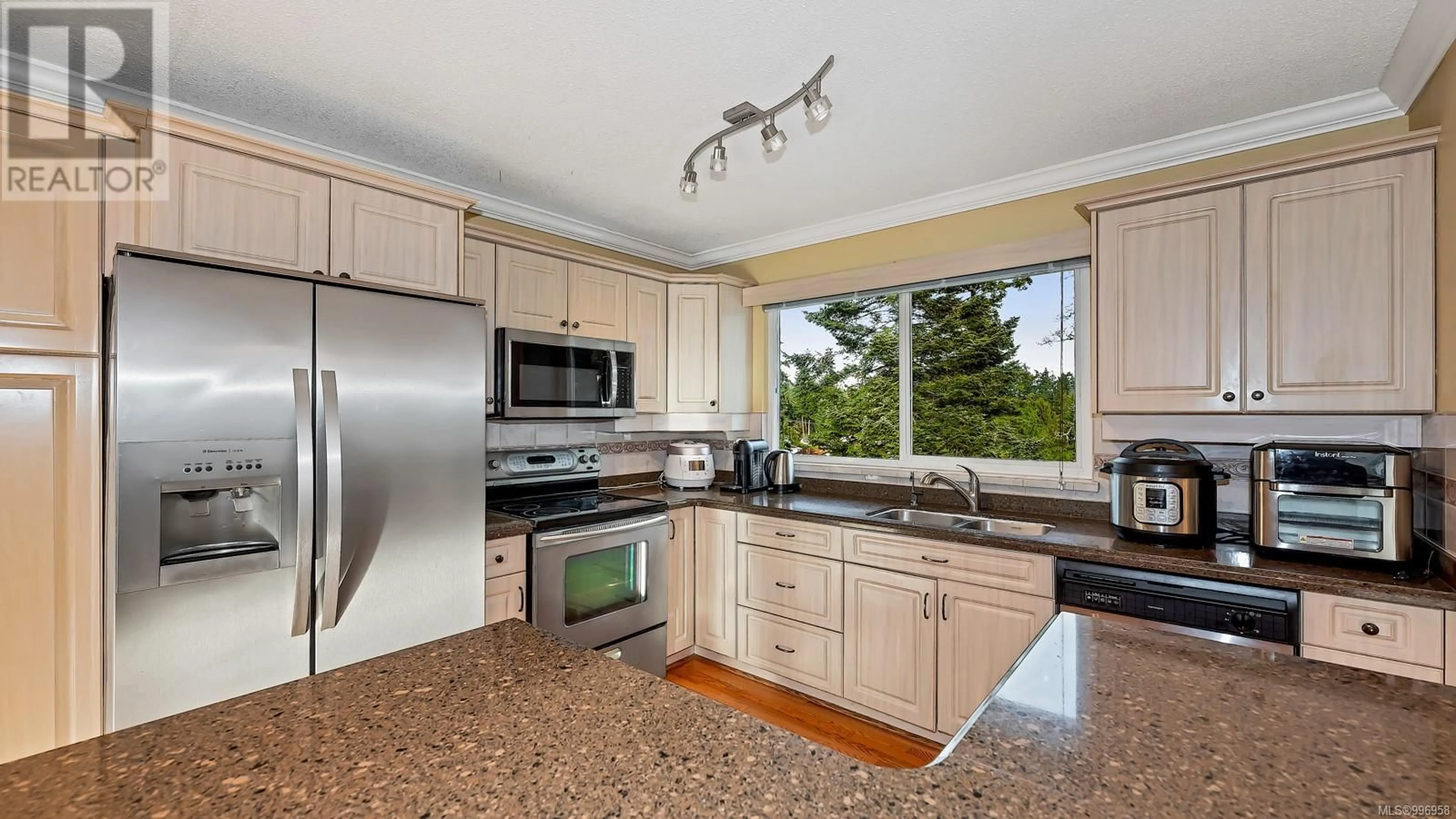 Standard kitchen, unknown for 4343 RIDGEWOOD CRESCENT, Saanich British Columbia V8Z4Z6