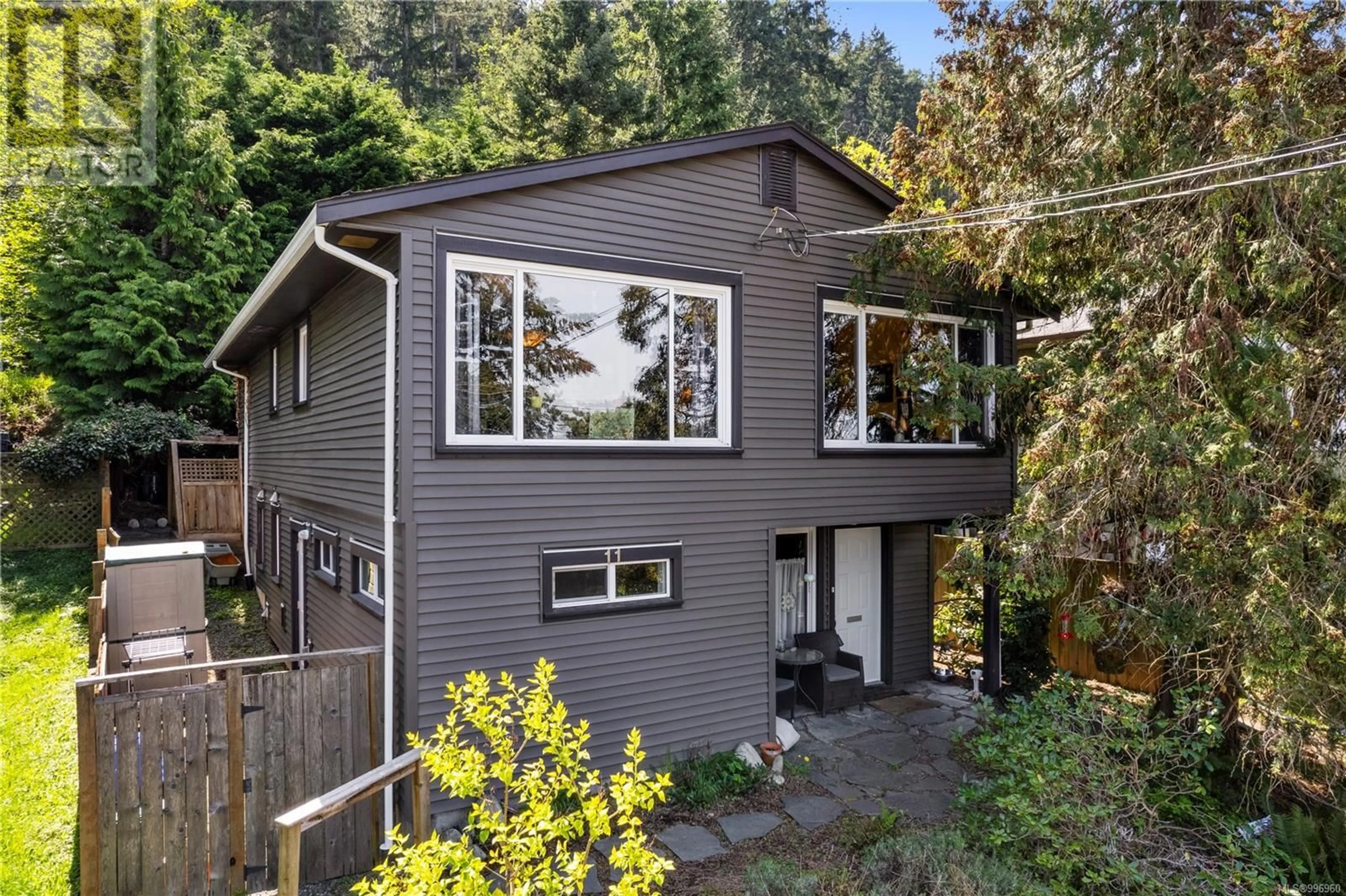 Home with vinyl exterior material, street for 11 RILEY PLACE, Nanaimo British Columbia V9T5B9