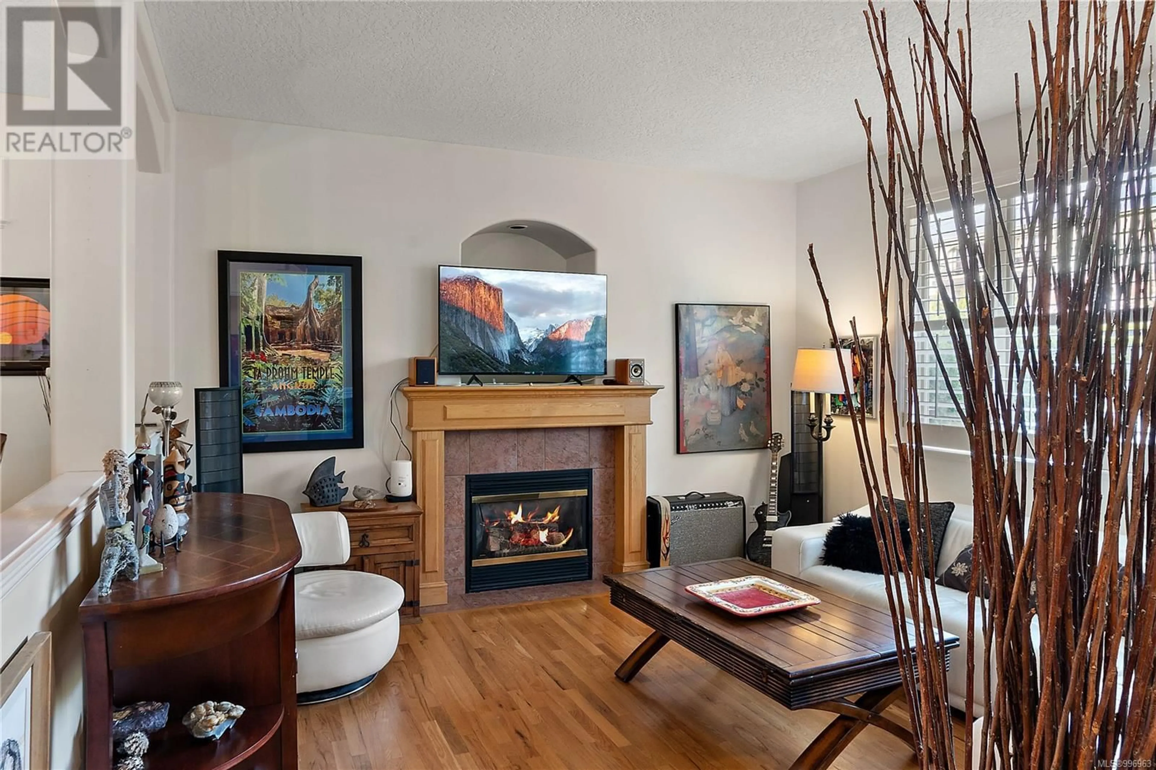 Living room with furniture, wood/laminate floor for 55 DOCK STREET, Victoria British Columbia V8V1Z9