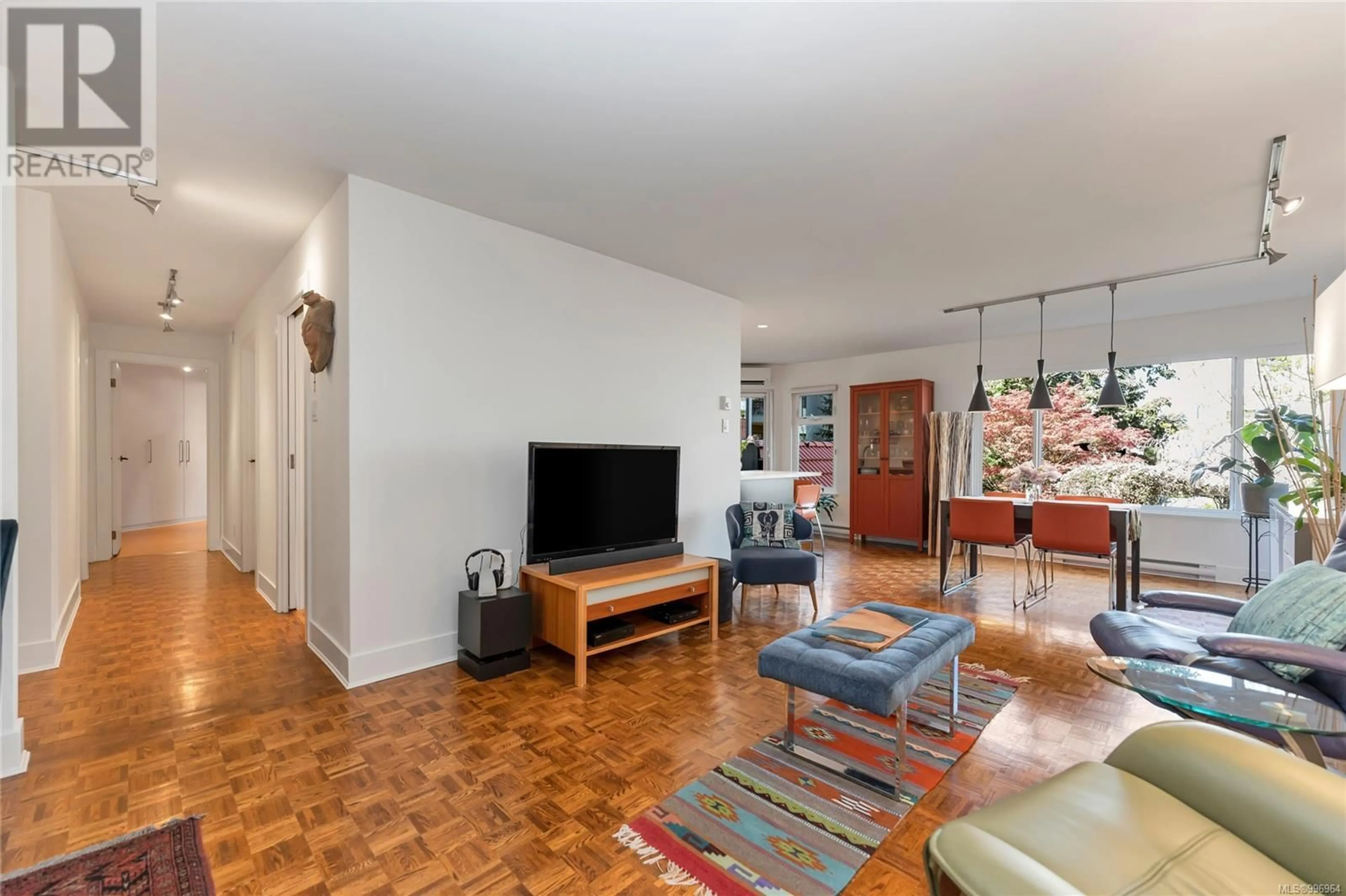Living room with furniture, unknown for 201 - 1149 ROCKLAND AVENUE, Victoria British Columbia V8V4T5