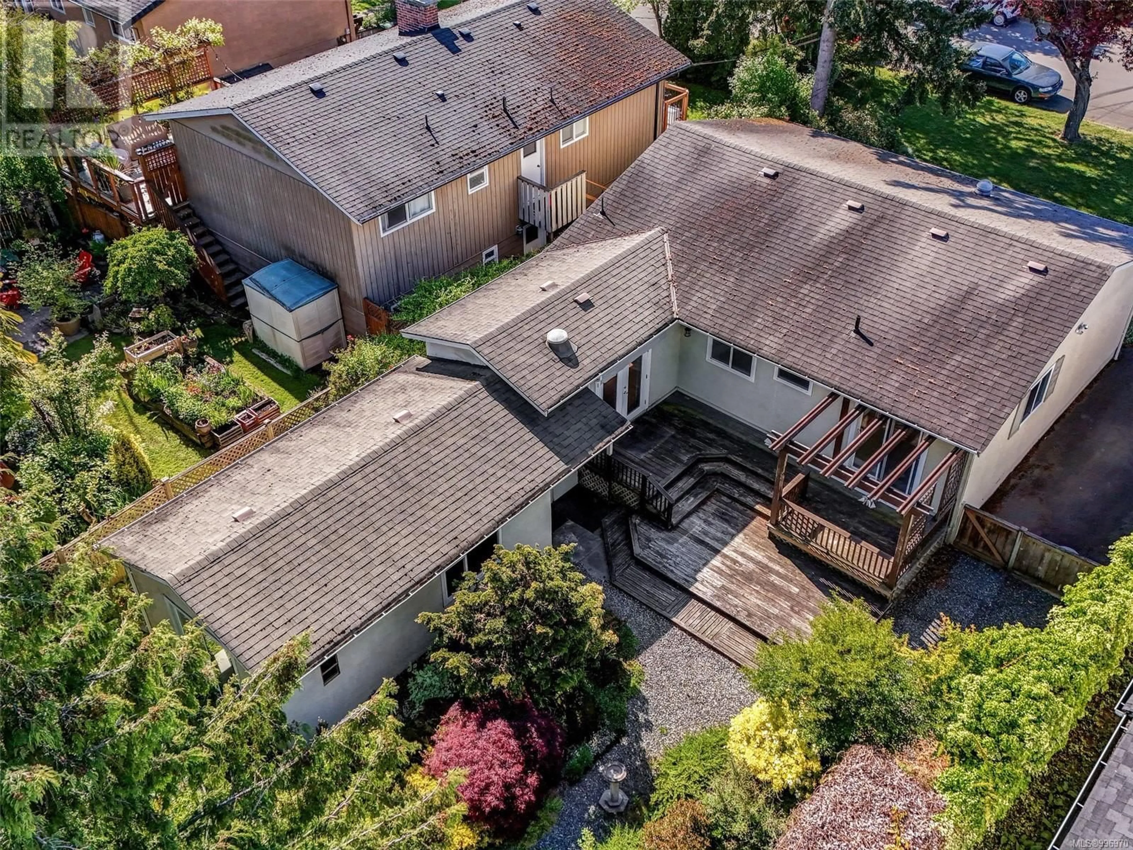 A pic from outside/outdoor area/front of a property/back of a property/a pic from drone, street for 2294 BRADFORD AVENUE, Sidney British Columbia V8L2E1