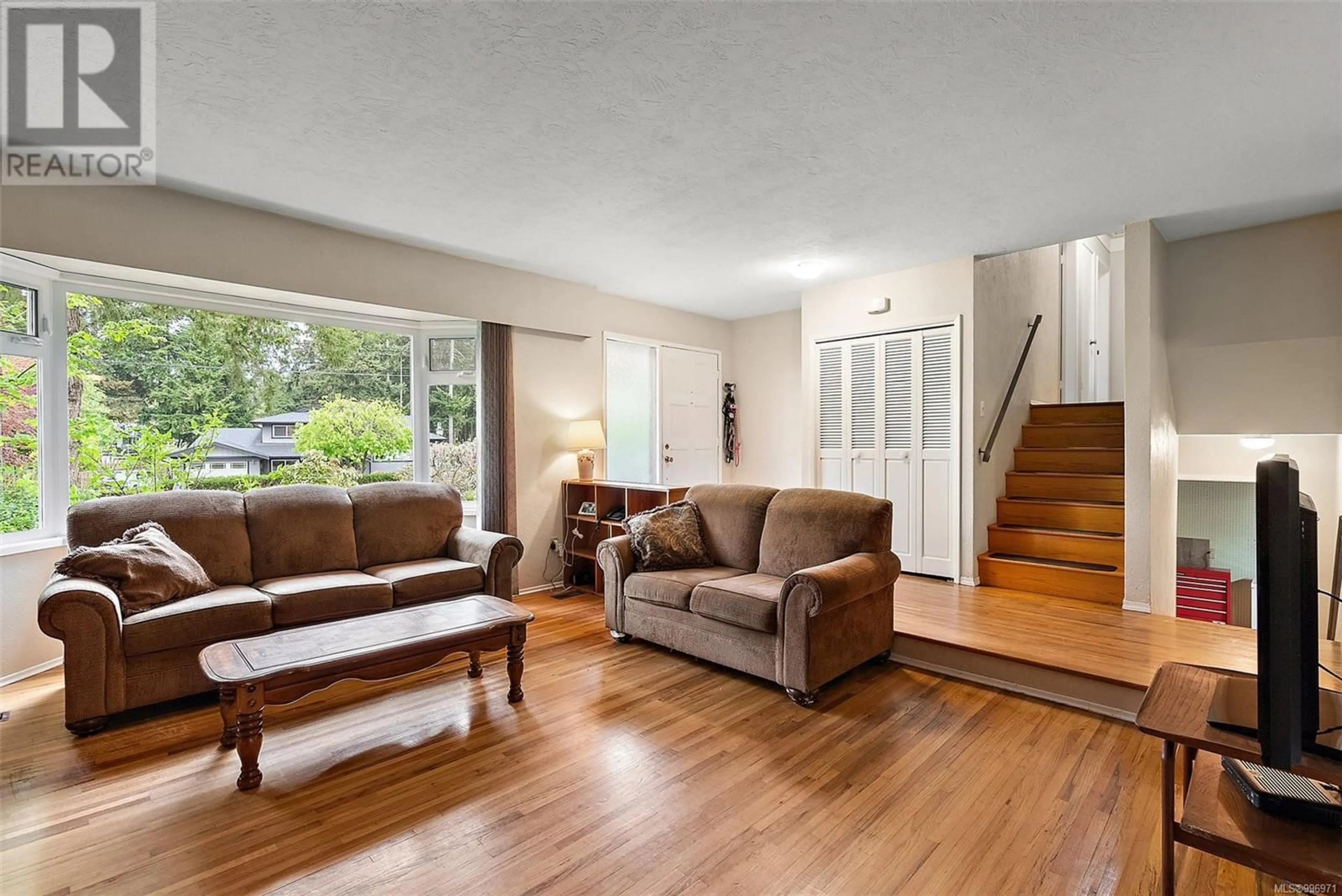 Living room with furniture, wood/laminate floor for 2273 ALDEANE AVENUE, Colwood British Columbia V9B2C8