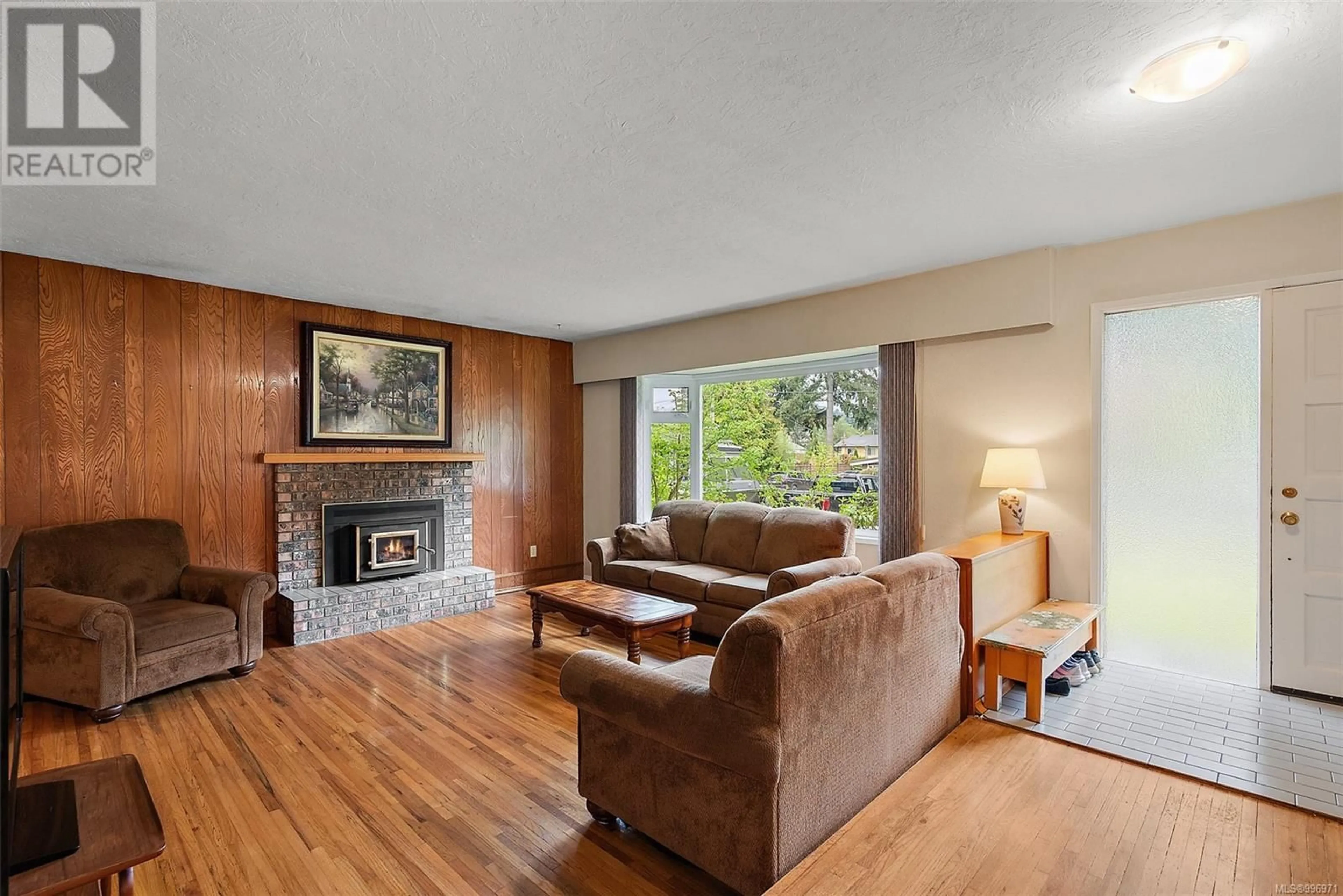 Living room with furniture, wood/laminate floor for 2273 ALDEANE AVENUE, Colwood British Columbia V9B2C8