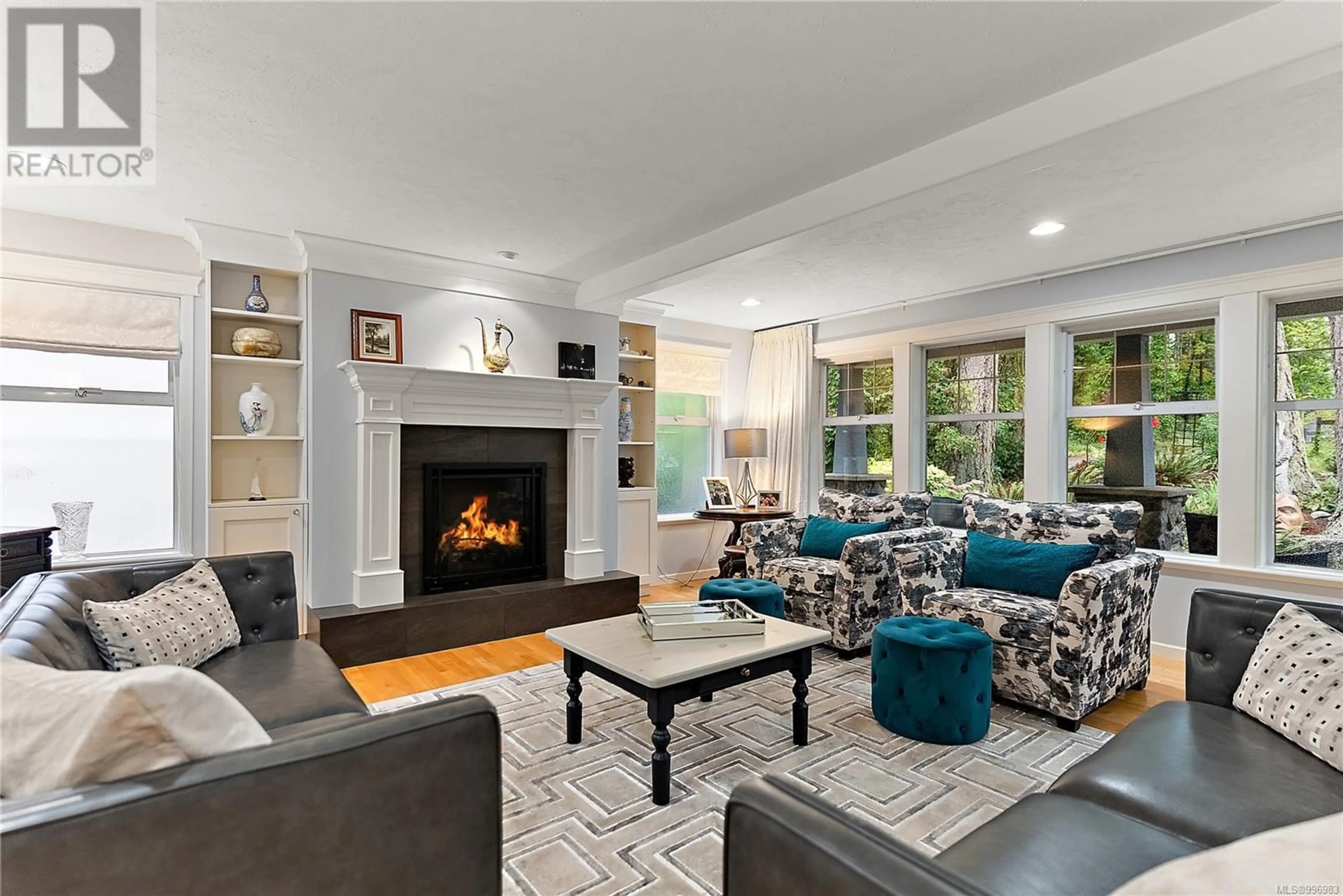 Living room with furniture, unknown for 2543 BEAUFORT ROAD, Sidney British Columbia V8L2K2