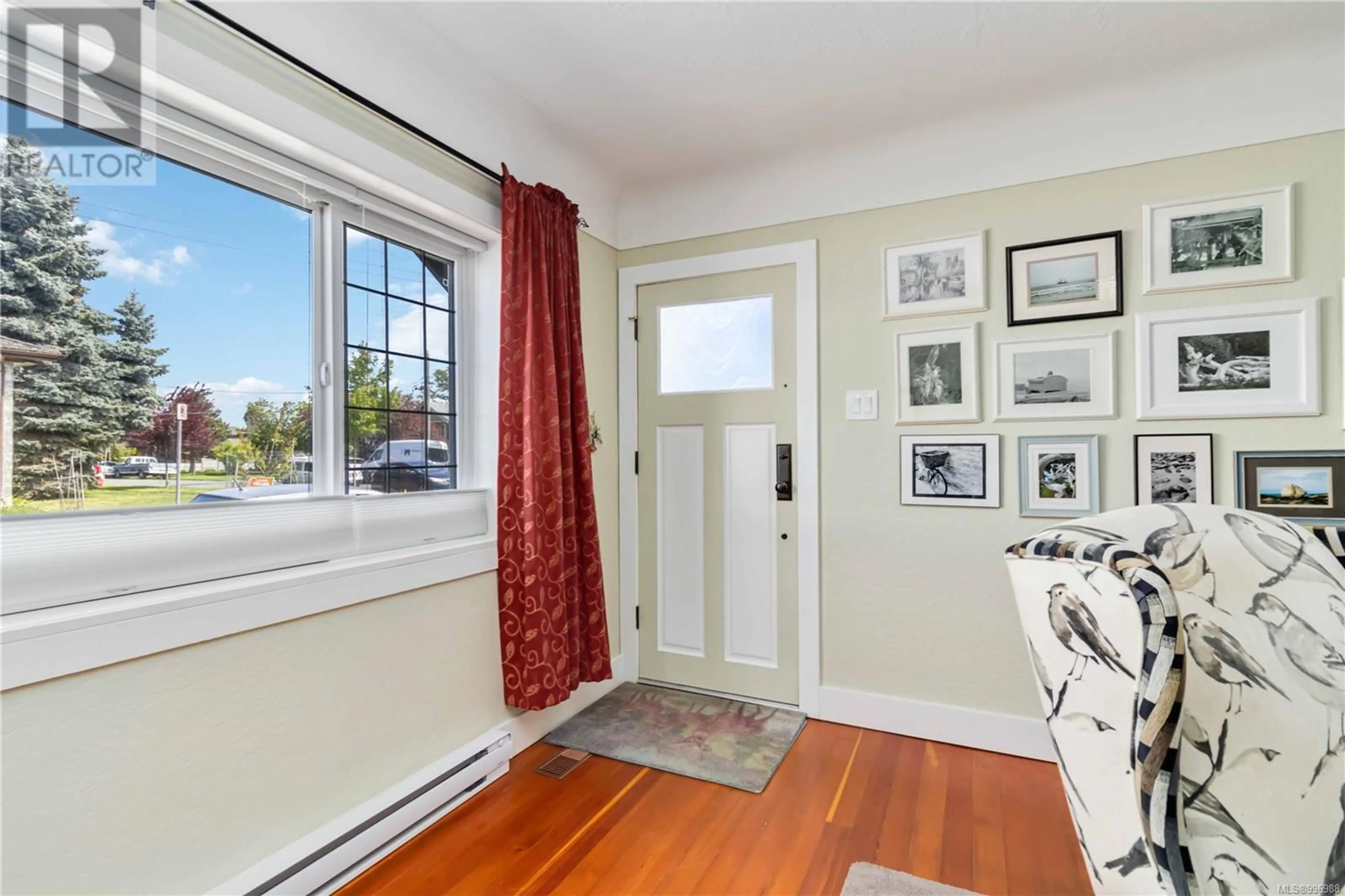 Indoor entryway for 1727 LILLIAN ROAD, Victoria British Columbia V8S1L1