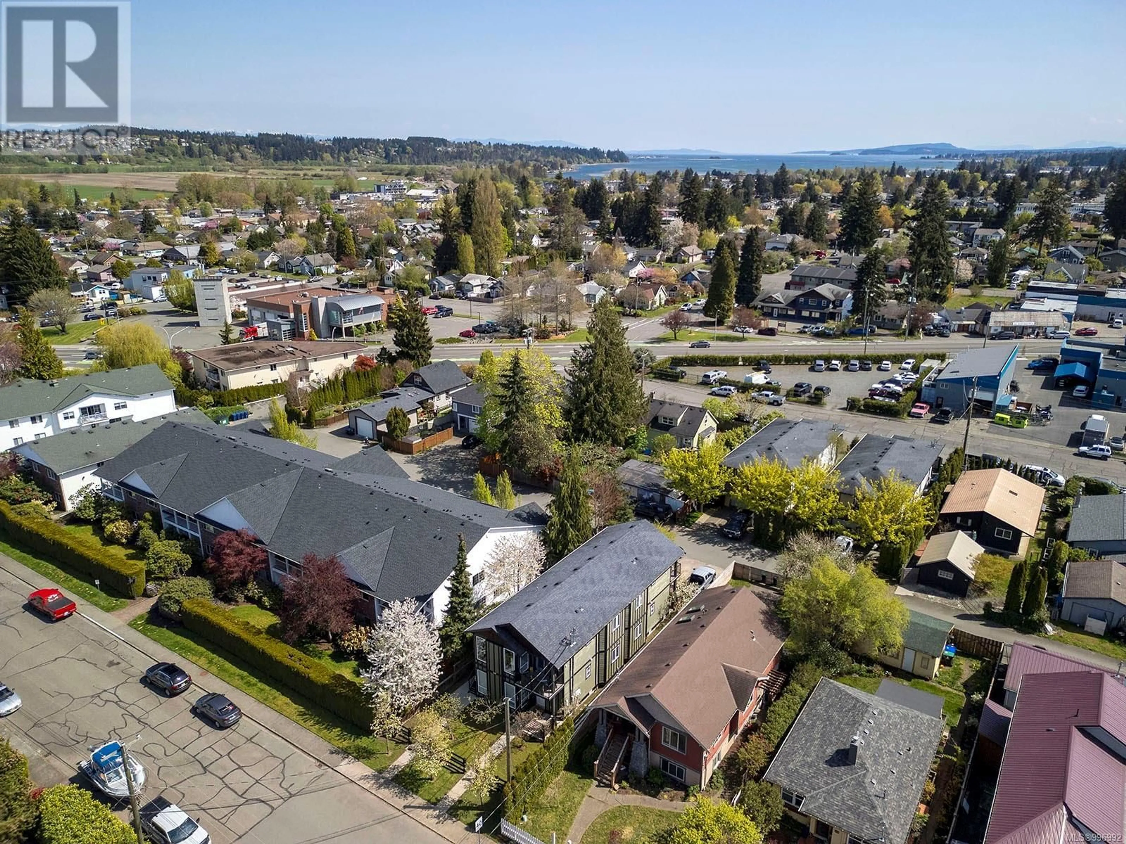 A pic from outside/outdoor area/front of a property/back of a property/a pic from drone, unknown for 768 8TH STREET, Courtenay British Columbia V9N1N7