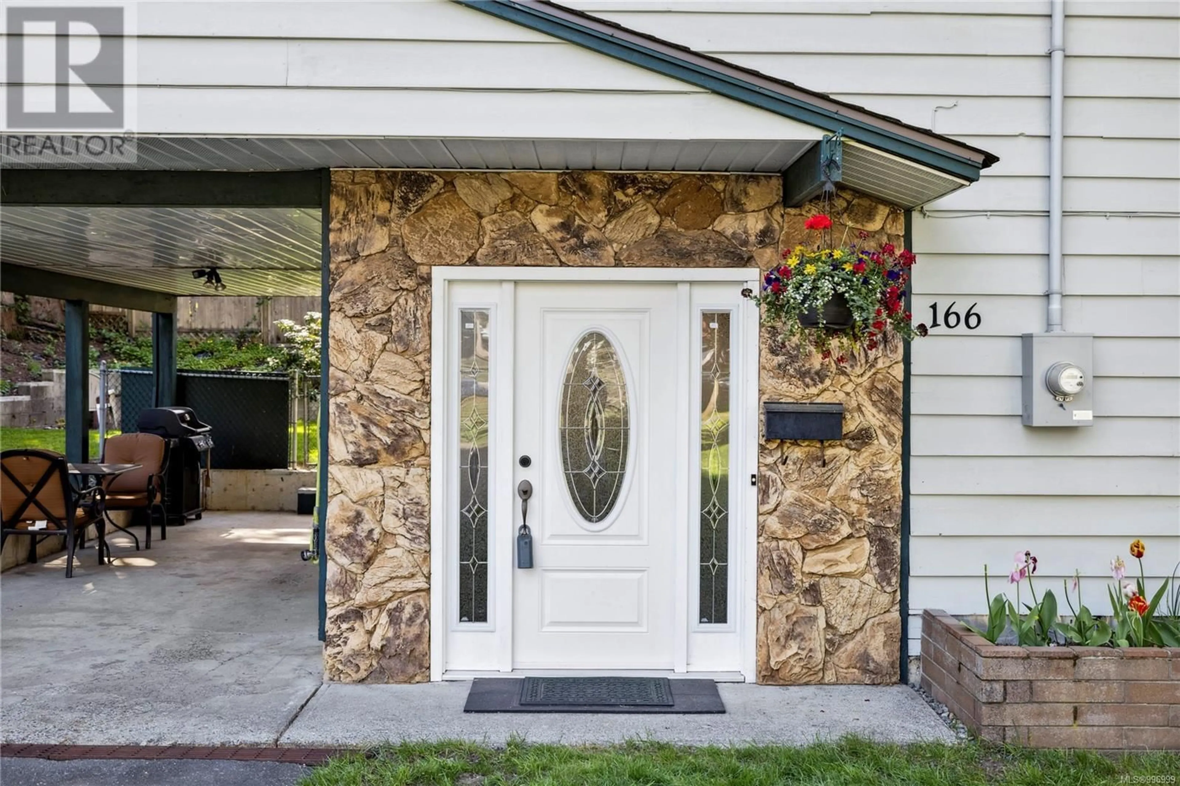 Indoor entryway for 166 CADBORO PLACE, Nanaimo British Columbia V9R6J3