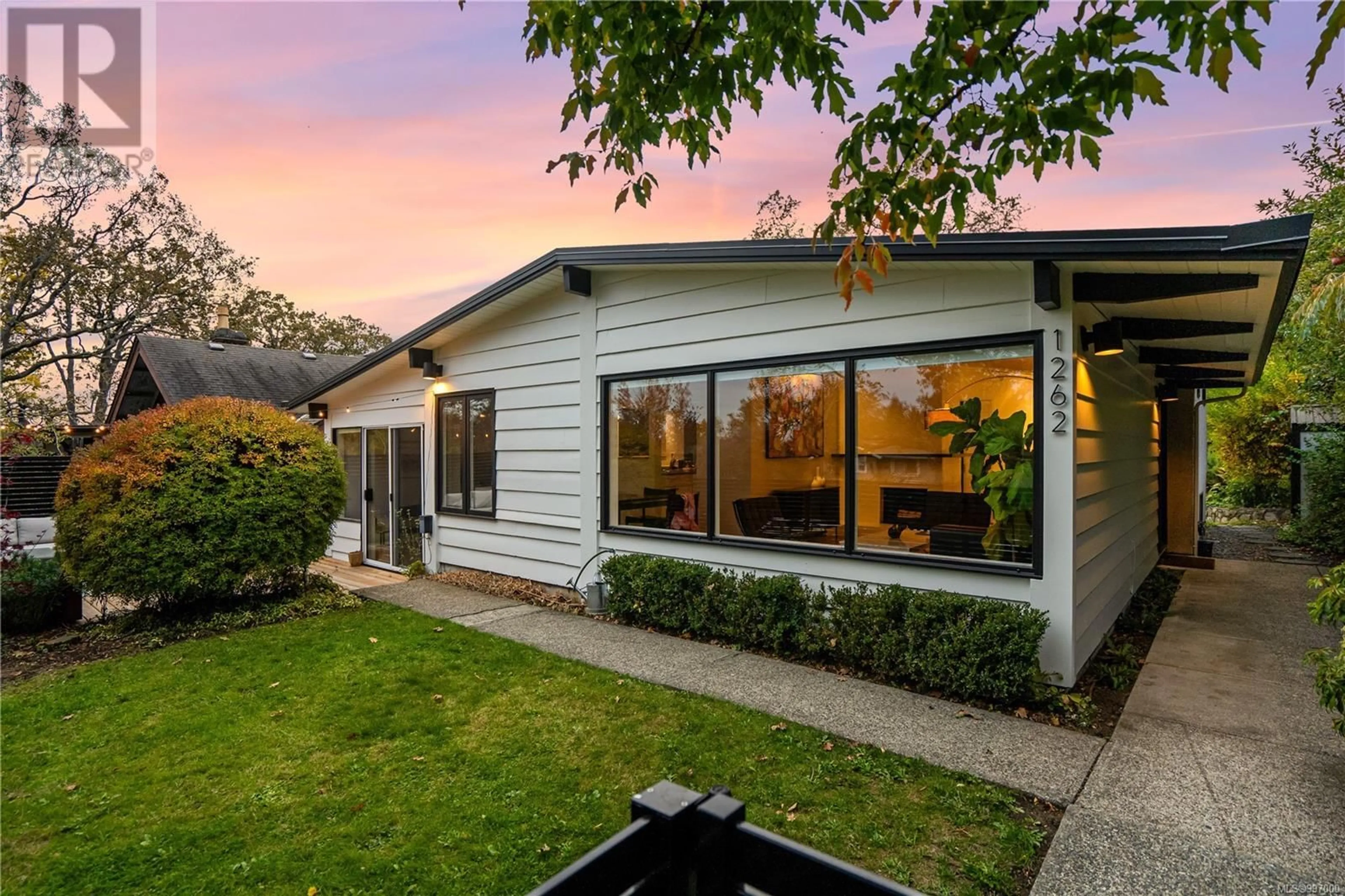 A pic from outside/outdoor area/front of a property/back of a property/a pic from drone, street for 1262 ROSLYN ROAD, Oak Bay British Columbia V8S4R6