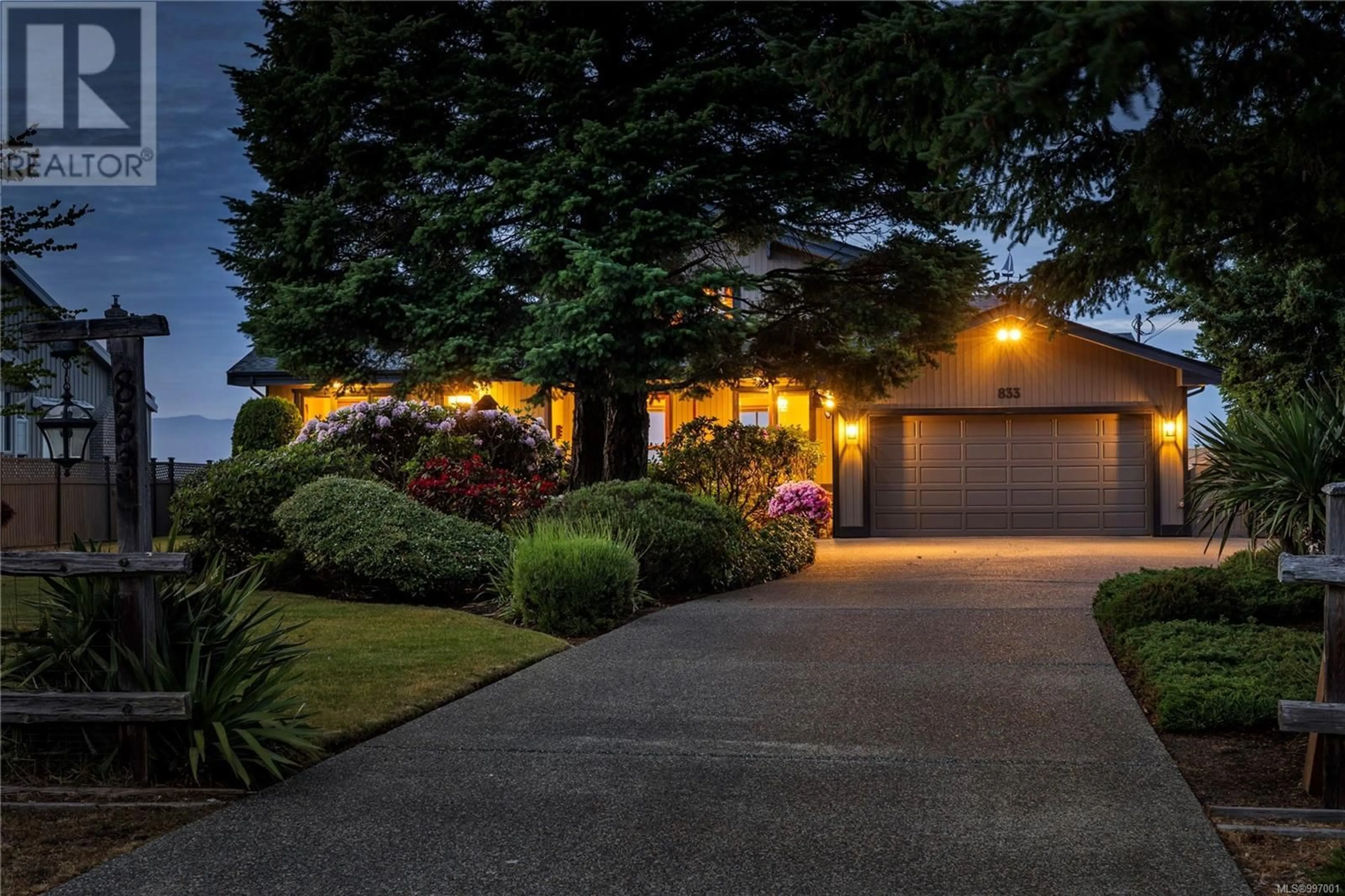 A pic from outside/outdoor area/front of a property/back of a property/a pic from drone, street for 833 MARINER WAY, Parksville British Columbia V9P1S3