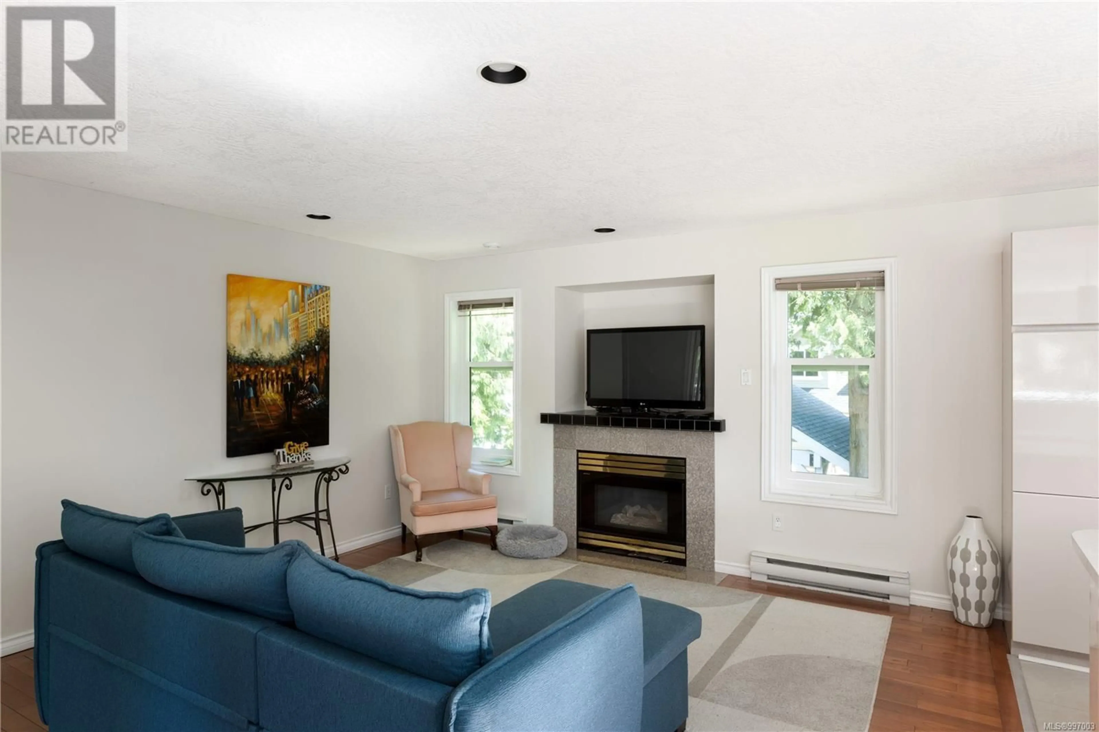 Living room with furniture, unknown for 5045 CAMBRIA WOOD TERRACE, Saanich British Columbia V8Y2X1