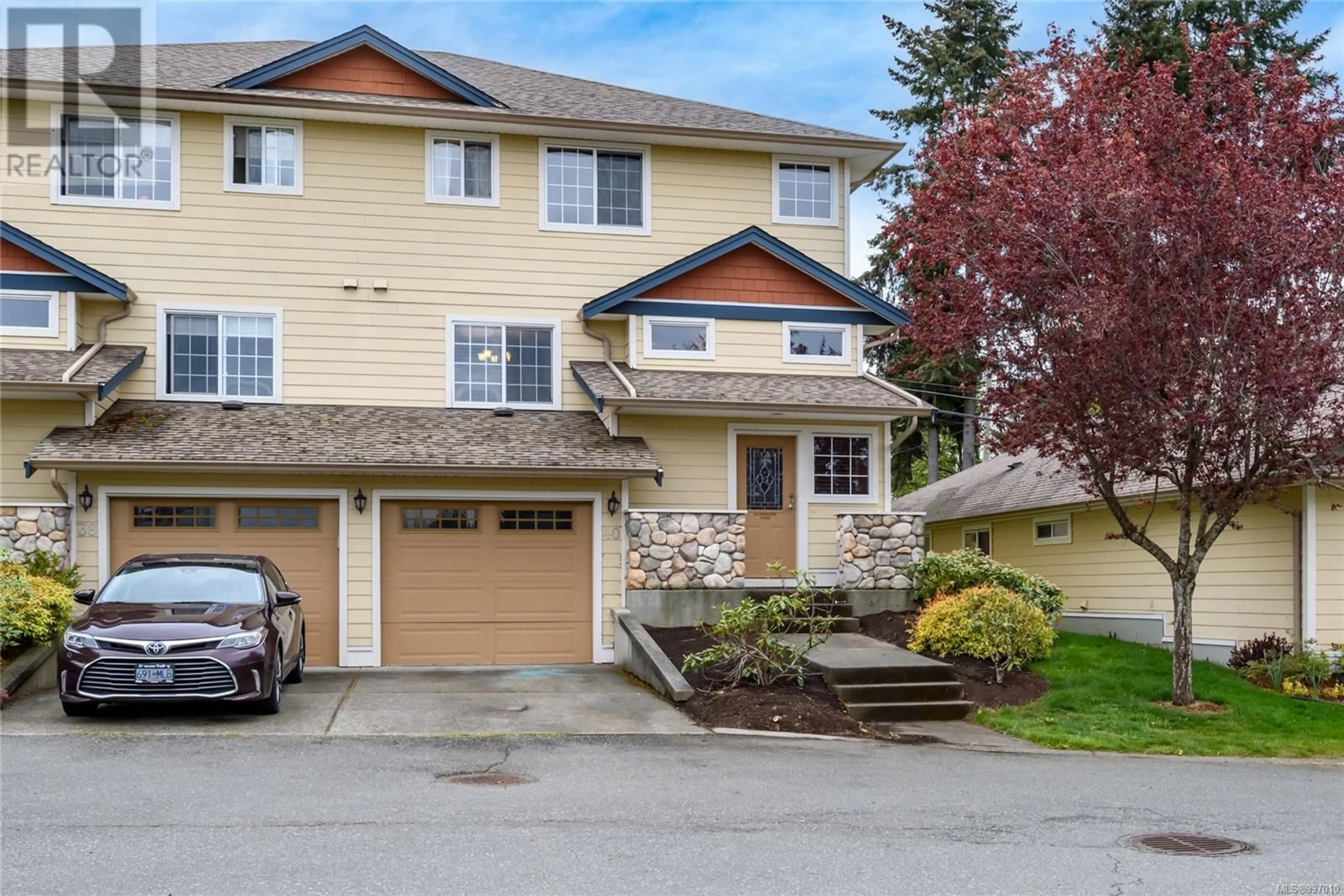 Home with vinyl exterior material, street for 40 - 2728 1ST STREET, Courtenay British Columbia V9N4A4