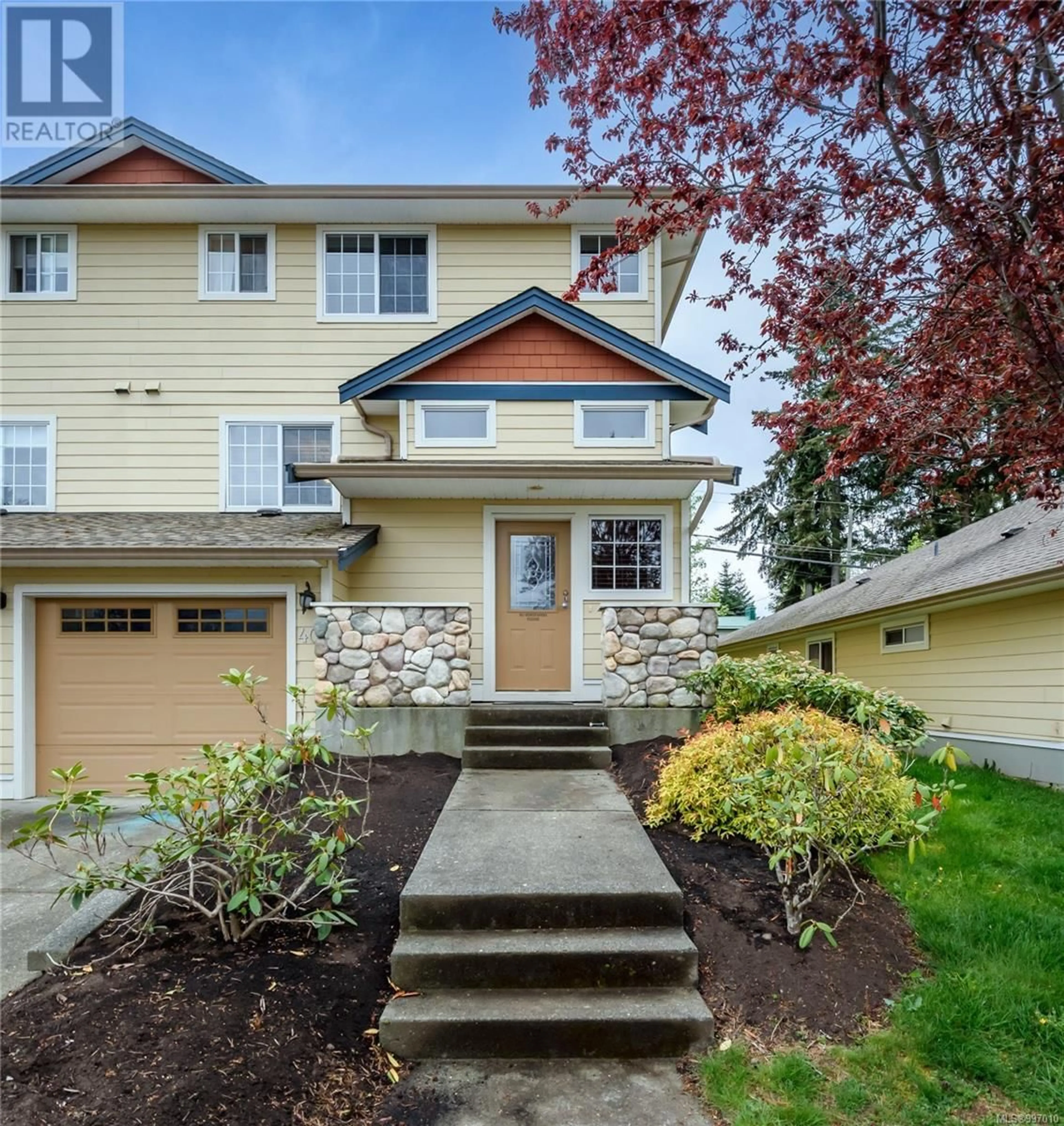 Home with vinyl exterior material, street for 40 - 2728 1ST STREET, Courtenay British Columbia V9N4A4
