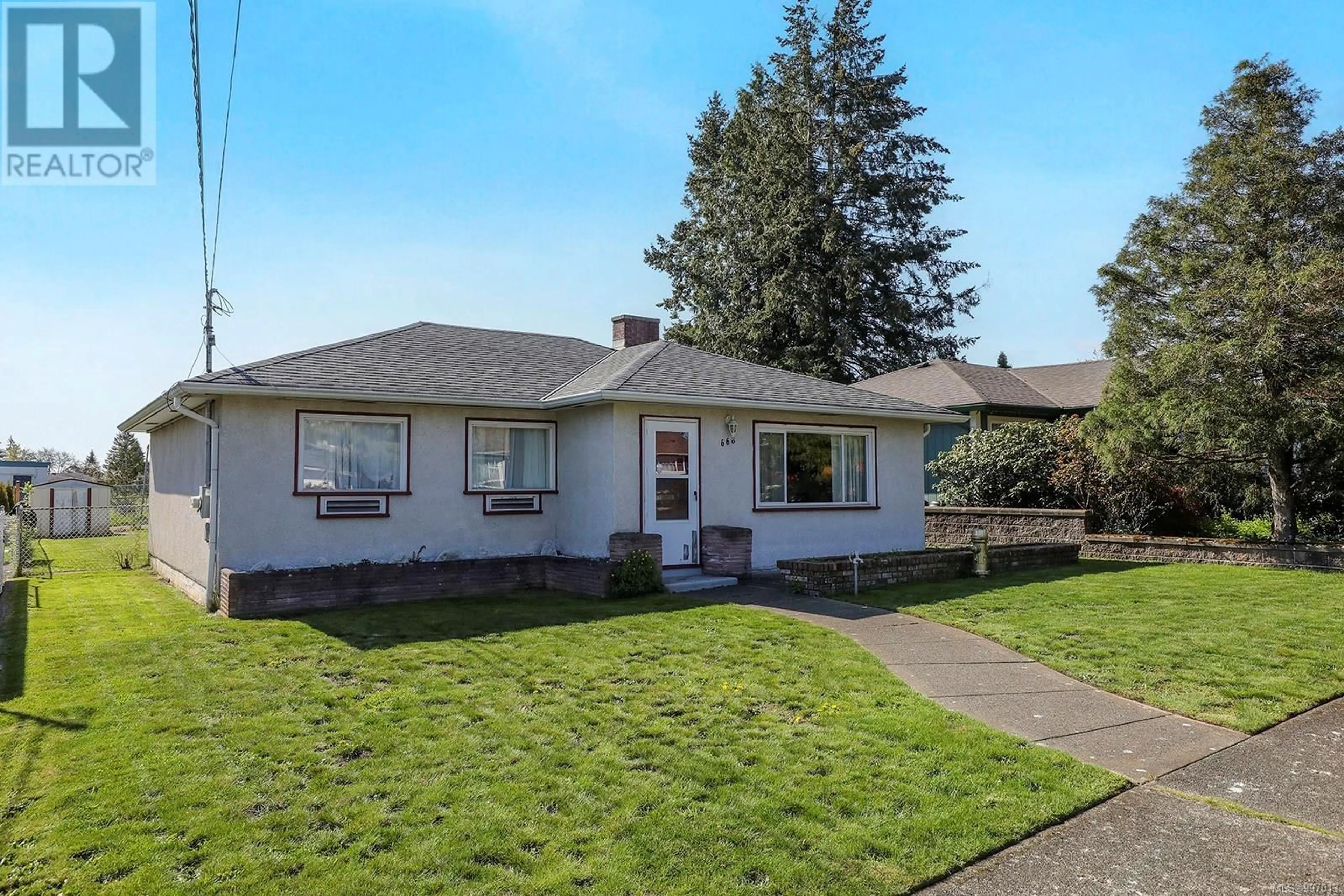 Home with vinyl exterior material, street for 668 14TH STREET, Courtenay British Columbia V9N1W6