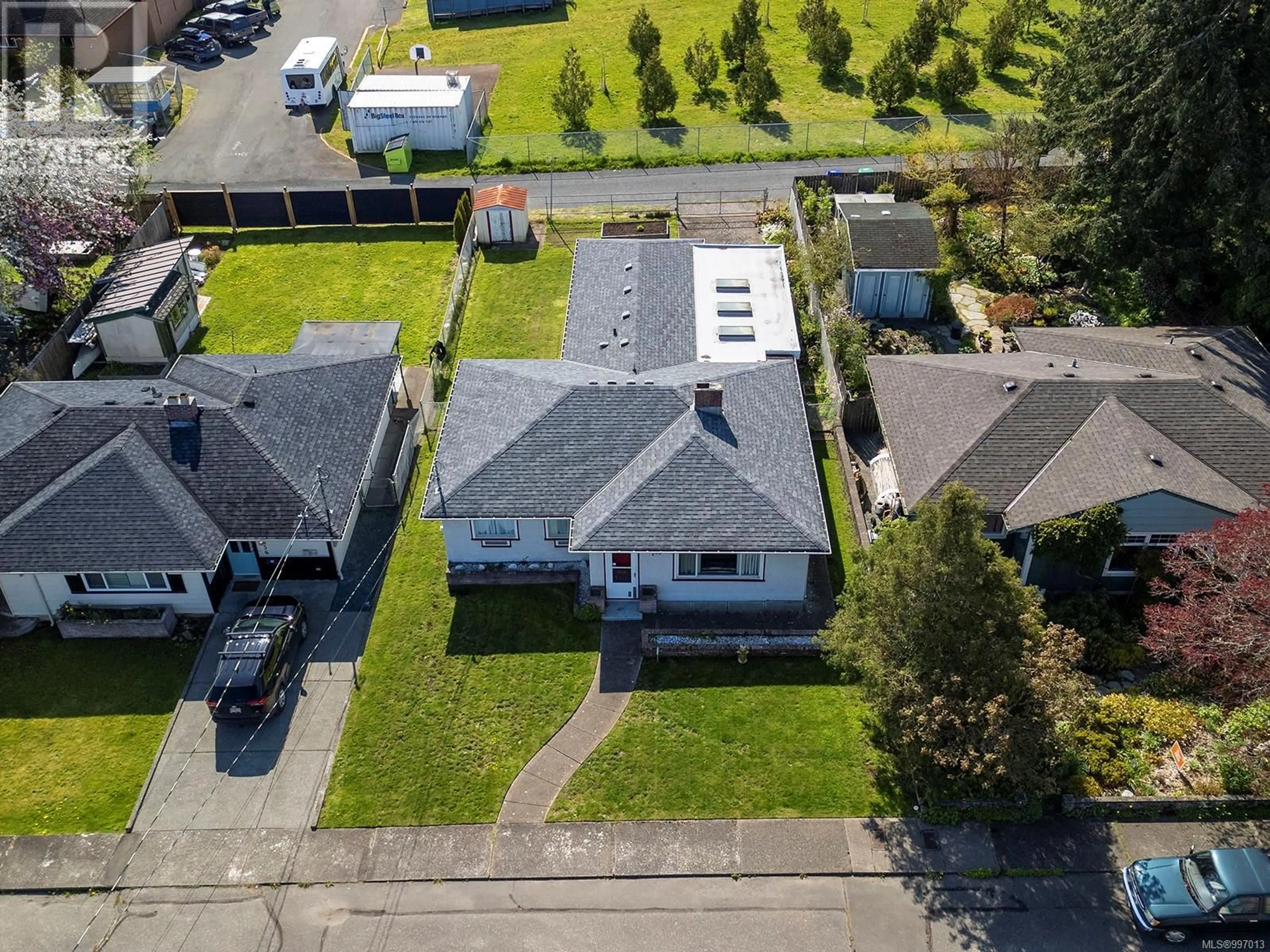 A pic from outside/outdoor area/front of a property/back of a property/a pic from drone, street for 668 14TH STREET, Courtenay British Columbia V9N1W6