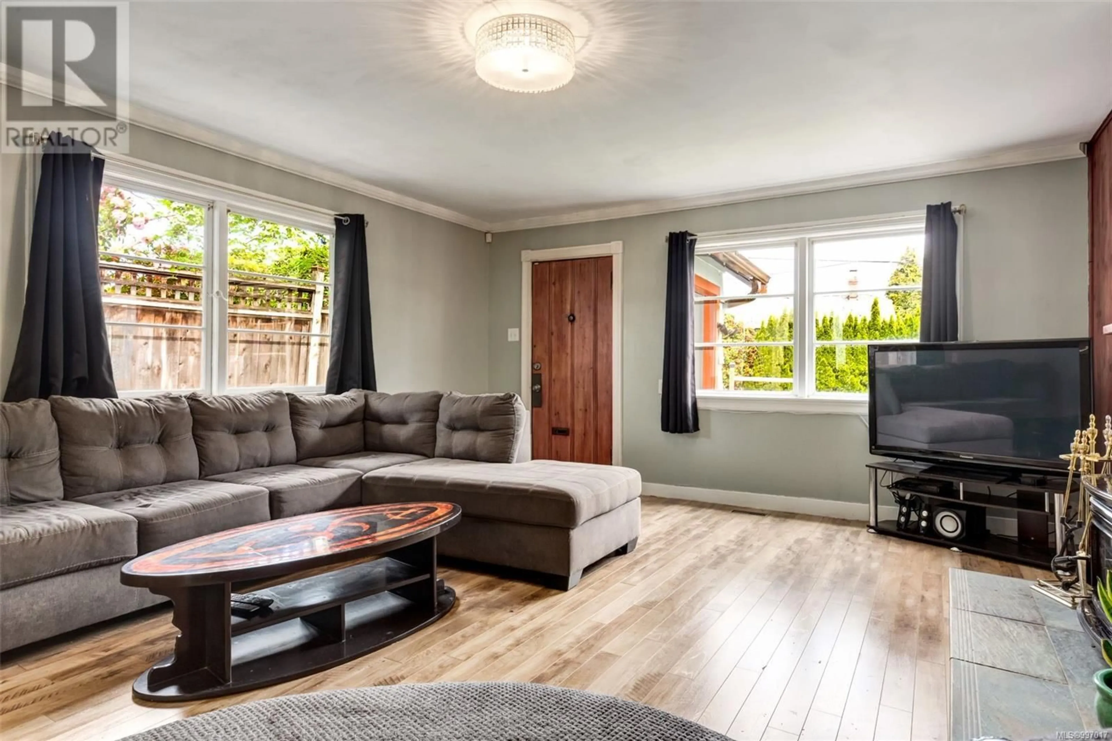 Living room with furniture, wood/laminate floor for 119 PINE STREET, Nanaimo British Columbia V9R2B4